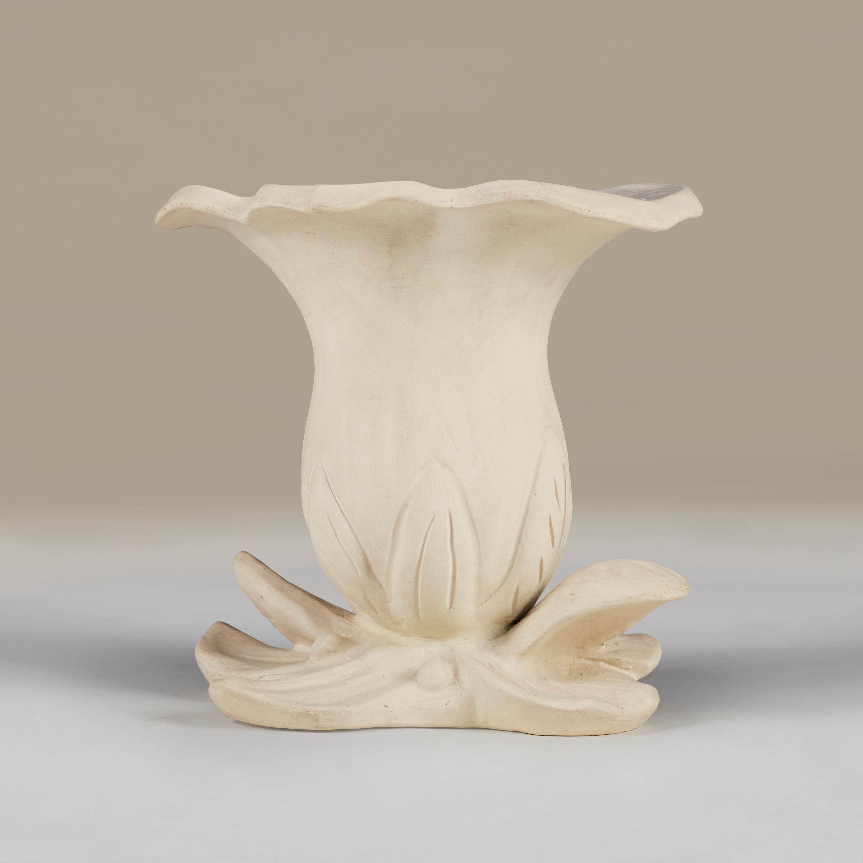 Elegant 'Datura' flower vase in very good vintage condition. Inspired by the striking datura flower which was a favourite of Constance Sprys. Designed in the 1930s by the famous British florist it is one of the very first vases made for floral