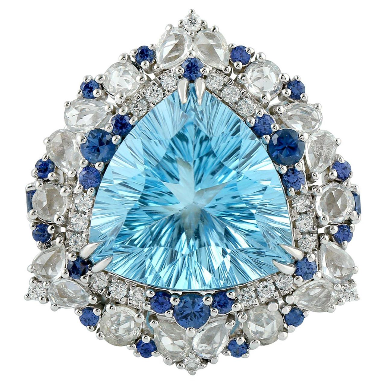 En vente :  Bague en or 18 carats avec topaze bleue 9,31 carats, saphirs et diamants