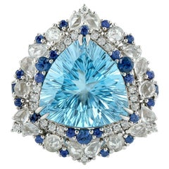 Bague en or 18 carats avec topaze bleue 9,31 carats, saphirs et diamants