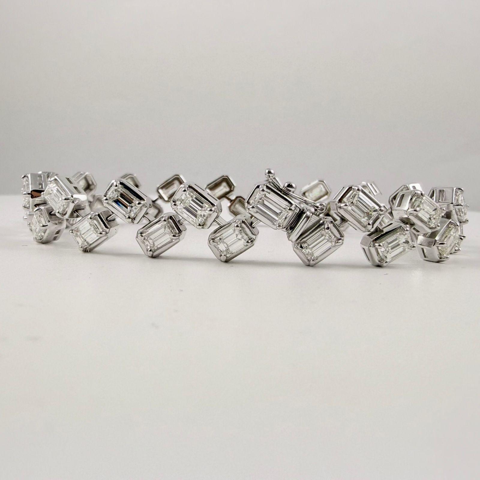 Einzelheiten
Diamant-Tennisarmband

Schöpfer: ADA-Schmuck

Metall: 14K Weißgold

Steine: Natürliche Diamanten im Smaragdschliff

Karat-Gesamtgewicht: 9,30 Karat

Farbqualität: G/H

Reinheitsgrad: VVS/VS

Länge: 7 Zoll

Fassung: Lünette

Herkunft: