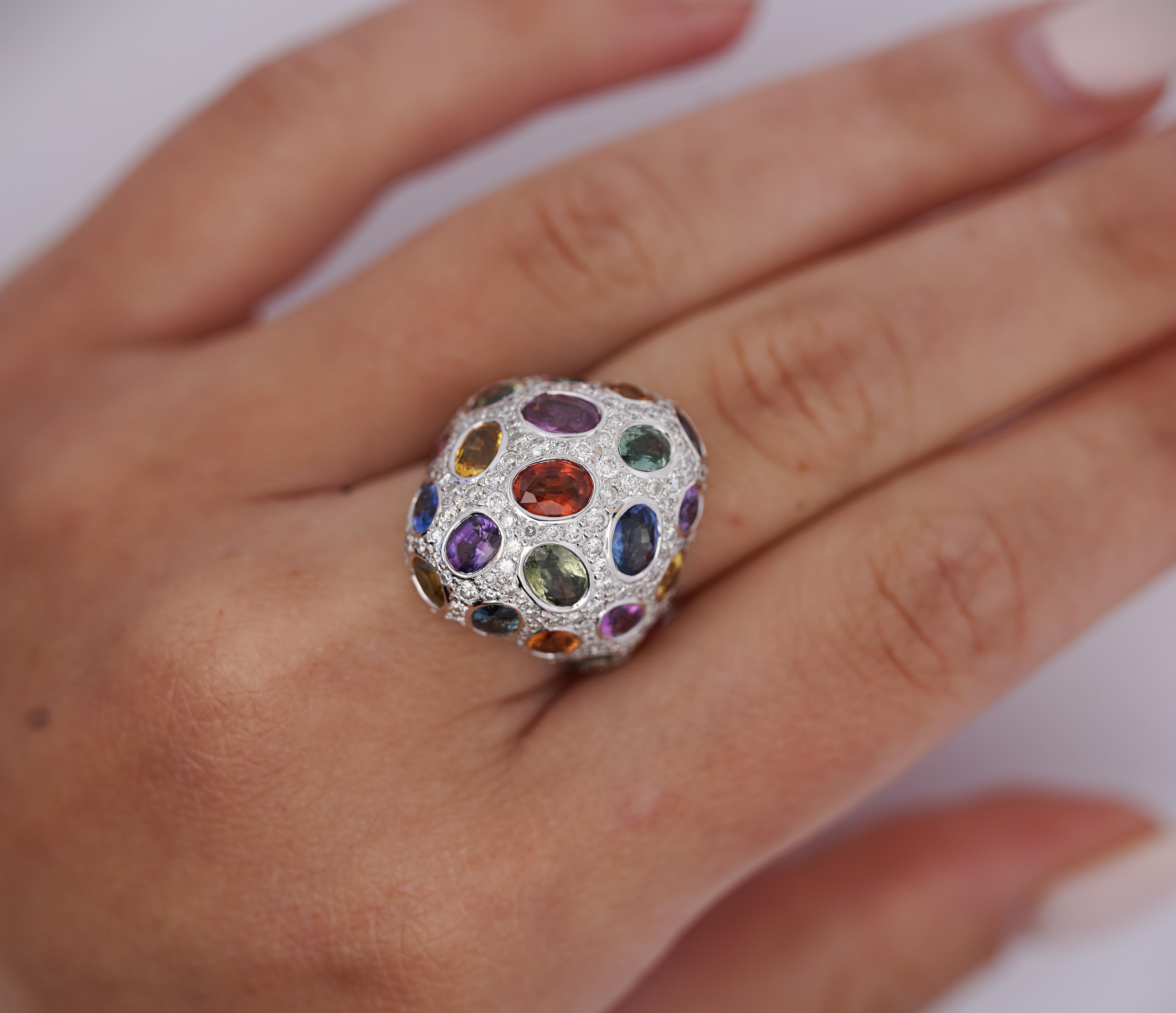 Bague en saphir, améthyste, grenat et diamant. 

Cette bague dôme présente un mélange de couleurs et de pierres précieuses. Chaque pierre précieuse est fixée dans une monture en forme d'épingle. La bague comporte des saphirs, des améthystes et des