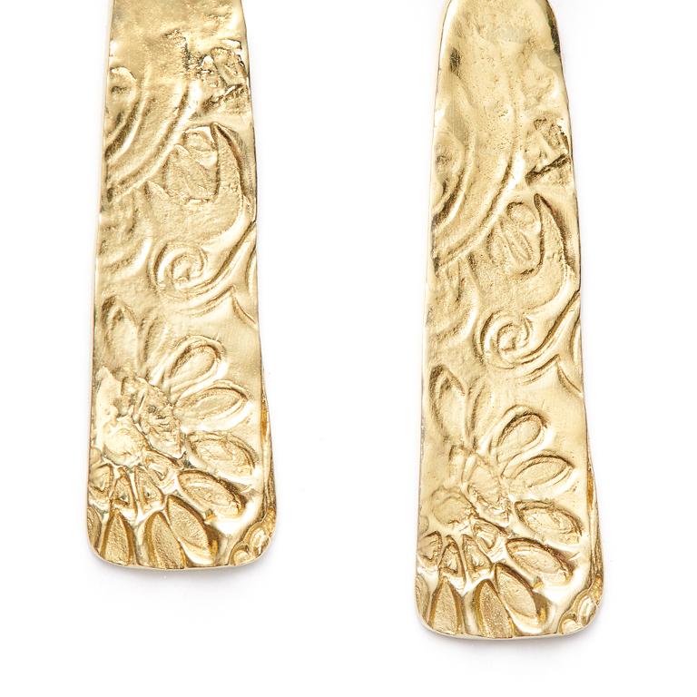 Contemporary Susan Lister Locke 9.32 Carat Peridot and 18 Karat Gold Swirly Drop Earrings For Sale