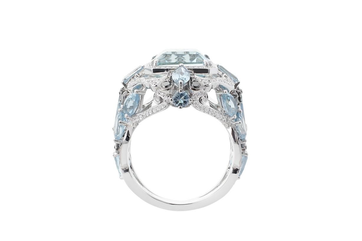 9.328 Carat Aquamarine with Black and White Diamonds Cocktail Ring in 18K Gold In New Condition In Bangkok, TH