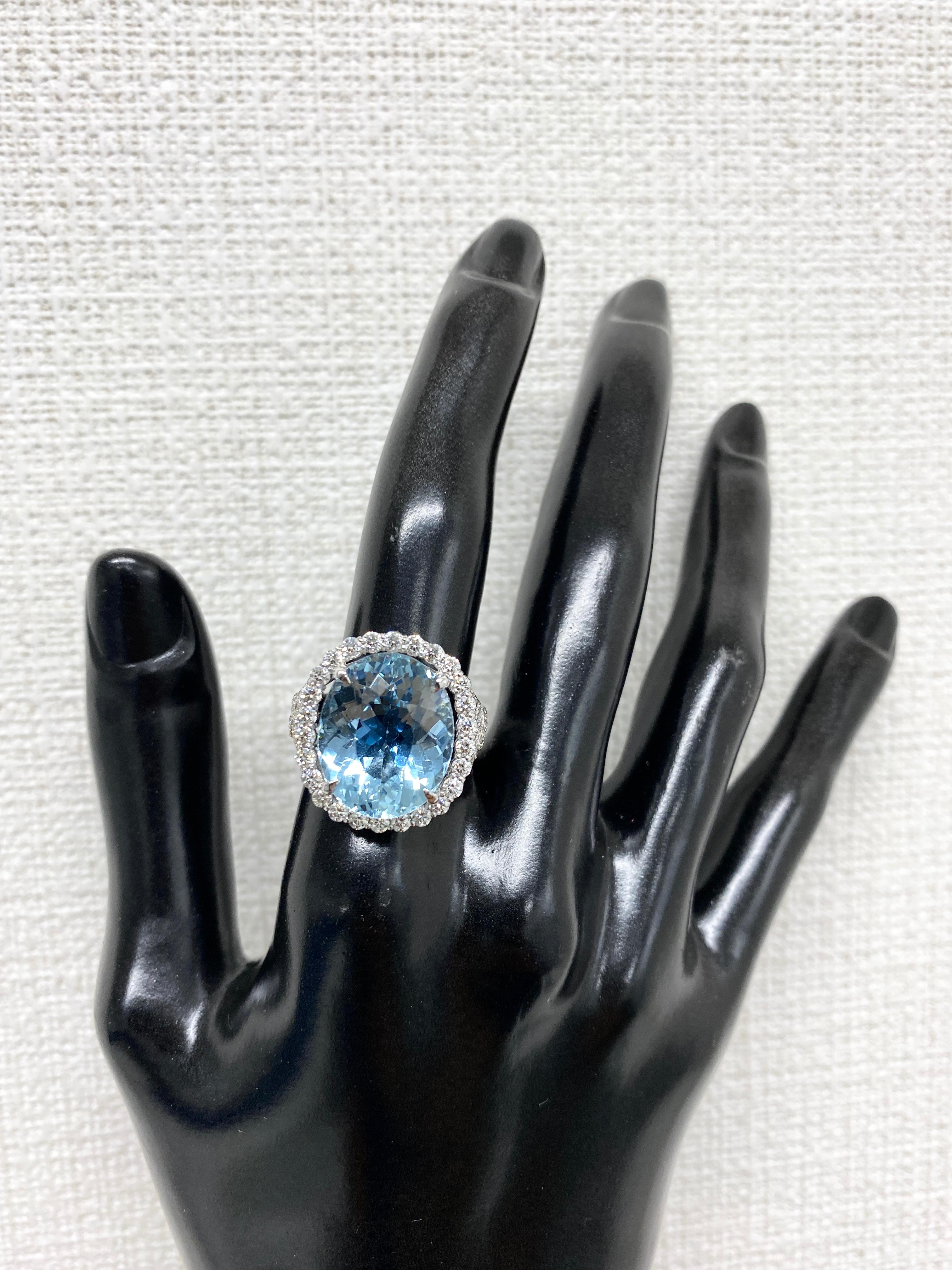 9.33 Carat Natural Aquamarine and Diamond Cocktail Ring Set in Platinum In New Condition For Sale In Tokyo, JP