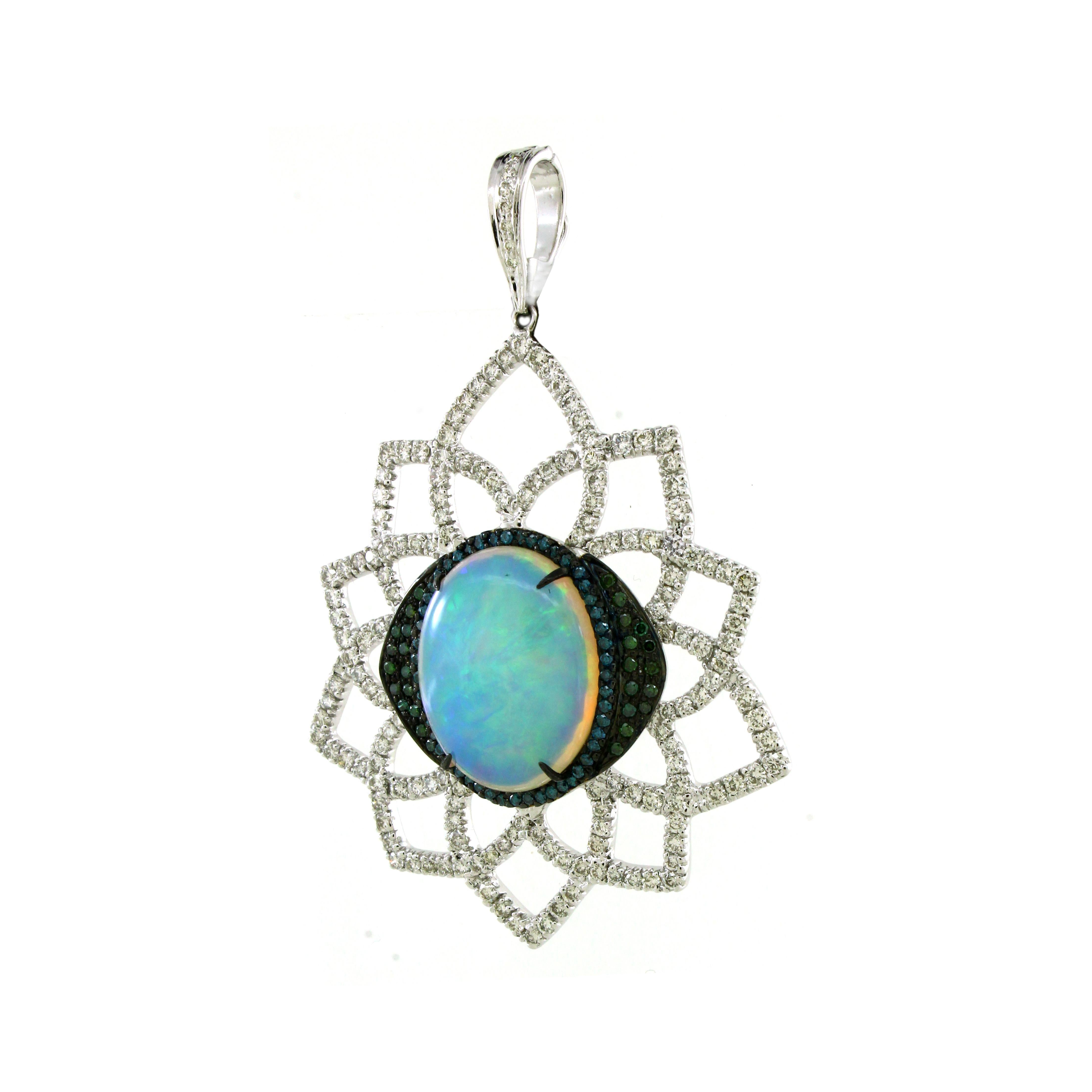 Questo squisito ciondolo presenta al centro un affascinante opale di forma ovale da 9,34 carati, che irradia un incantevole gioco di colori. Intorno a questo gioiello opulento ci sono 79 diamanti verdi-blu meticolosamente incastonati, per un totale