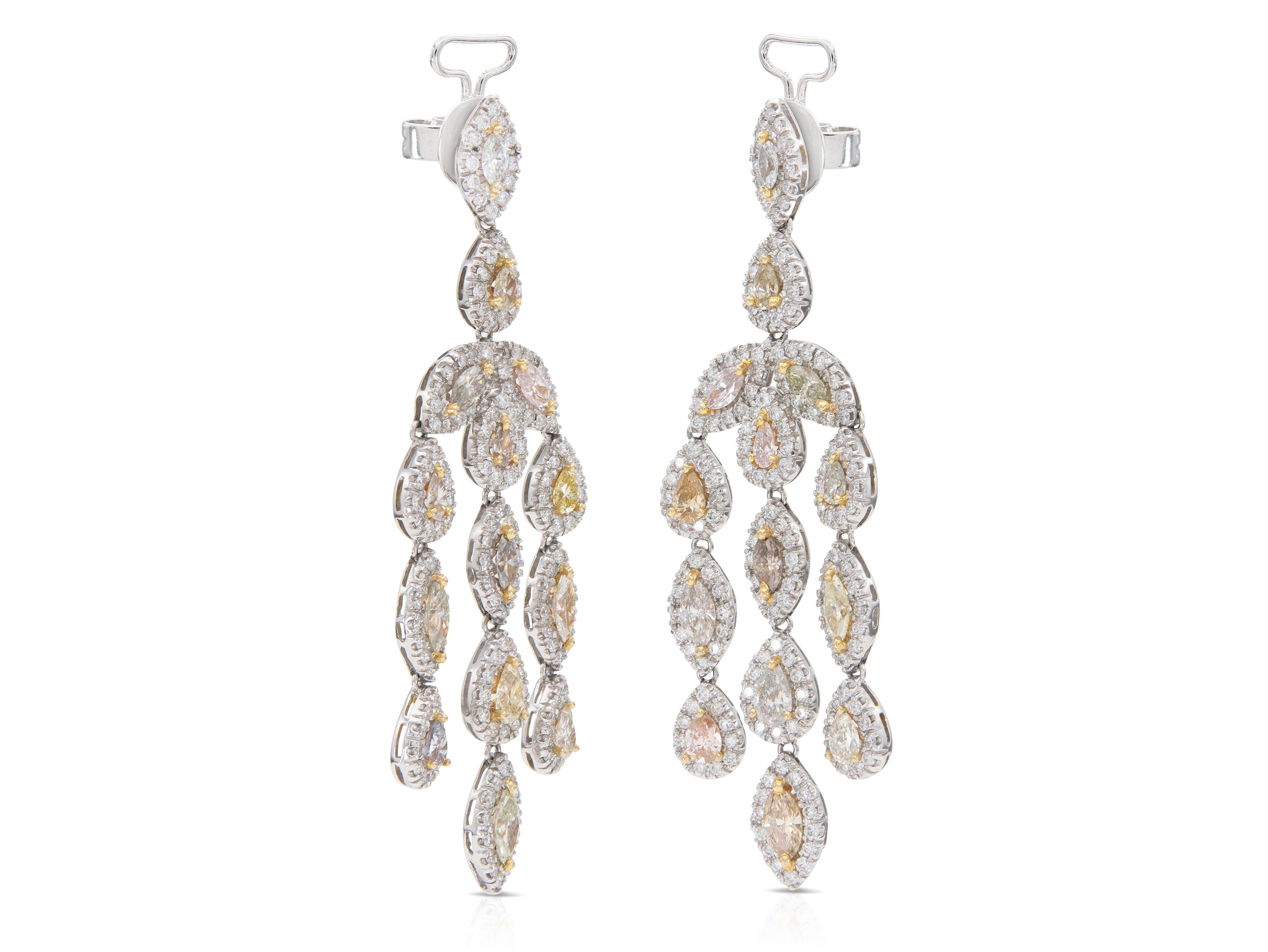 Finement réalisée en or blanc 18 carats, elle est ornée de diamants de couleur de taille Marquise et Poire et de diamants blancs ronds de taille Brillant, pour un poids total d'environ 9,36 carats.
2 7/8 pouces