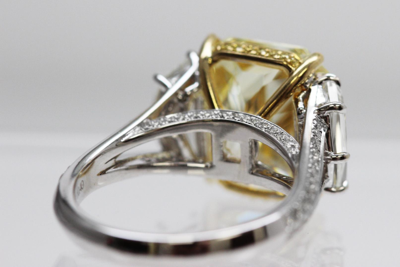 9,37 Karat Fancy Intense Gelber Strahlenschliff Diamant Trilogy Verlobungsring GIA (Zeitgenössisch) im Angebot