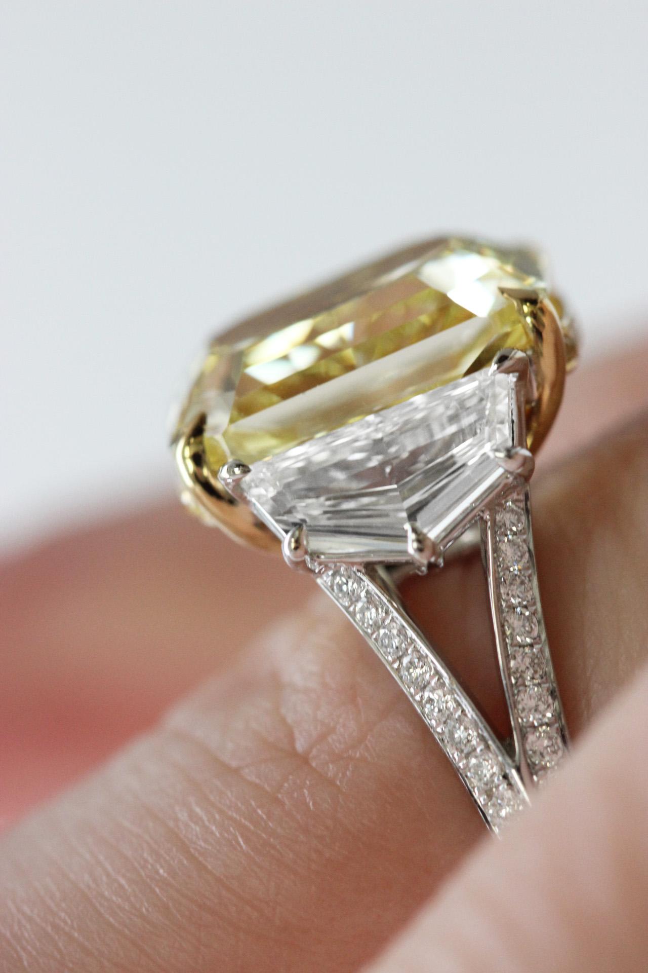 9,37 Karat Fancy Intense Gelber Strahlenschliff Diamant Trilogy Verlobungsring GIA (Radiantschliff) im Angebot