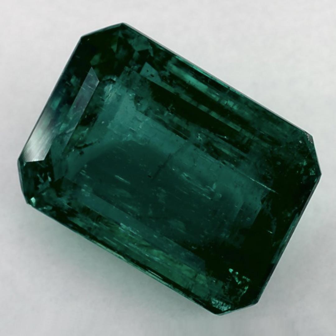 D'un vert éclatant, la pierre de naissance du mois de mai symbolise le renouveau de la croissance printanière. 
Explorez la vibrante collection d'émeraudes, de rubis et de saphirs de notre magasin, disponibles sous forme de pierres précieuses en