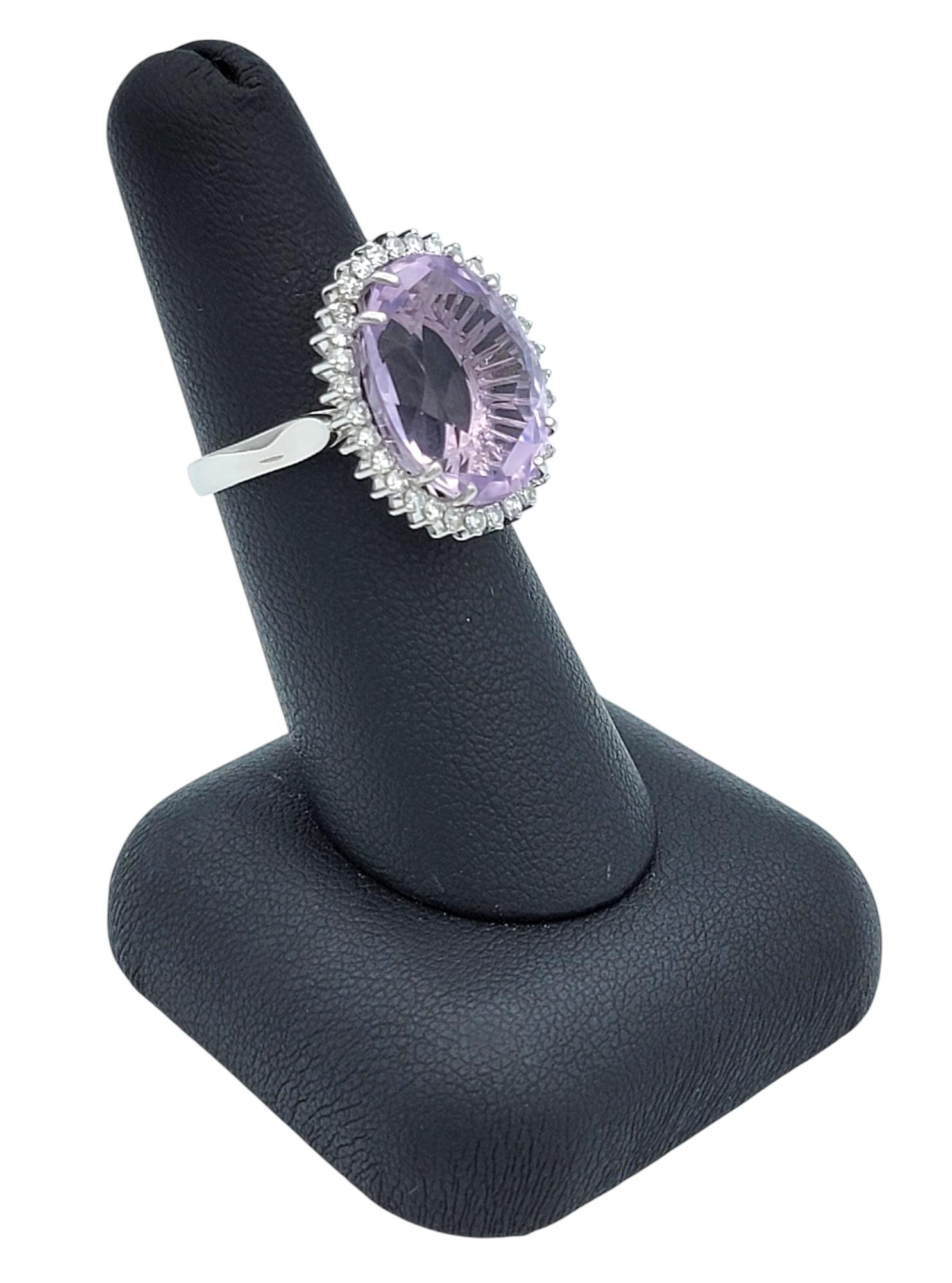 Anillo de cóctel de amatista de talla oval de 9,38 quilates y halo de diamantes en oro de 18 quilates en venta 4