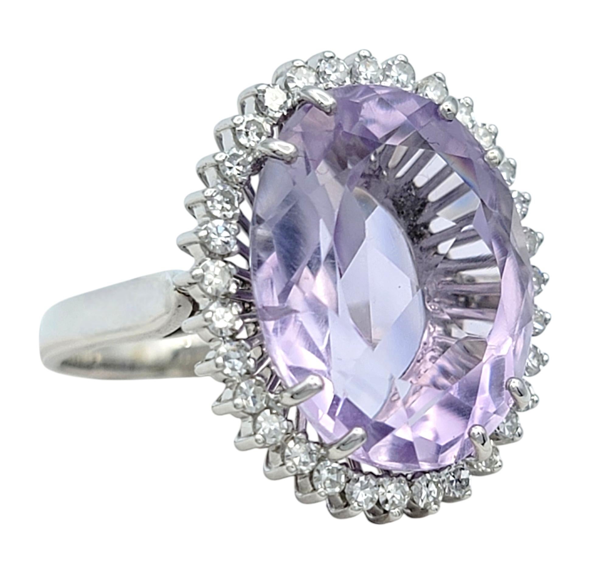 Tamaño del anillo: 6,75

Eleva tu elegancia con este impresionante anillo de cóctel de amatista y diamantes, una auténtica obra maestra del diseño y la artesanía. En su corazón yace una fascinante amatista de talla ovalada, con un tono morado claro