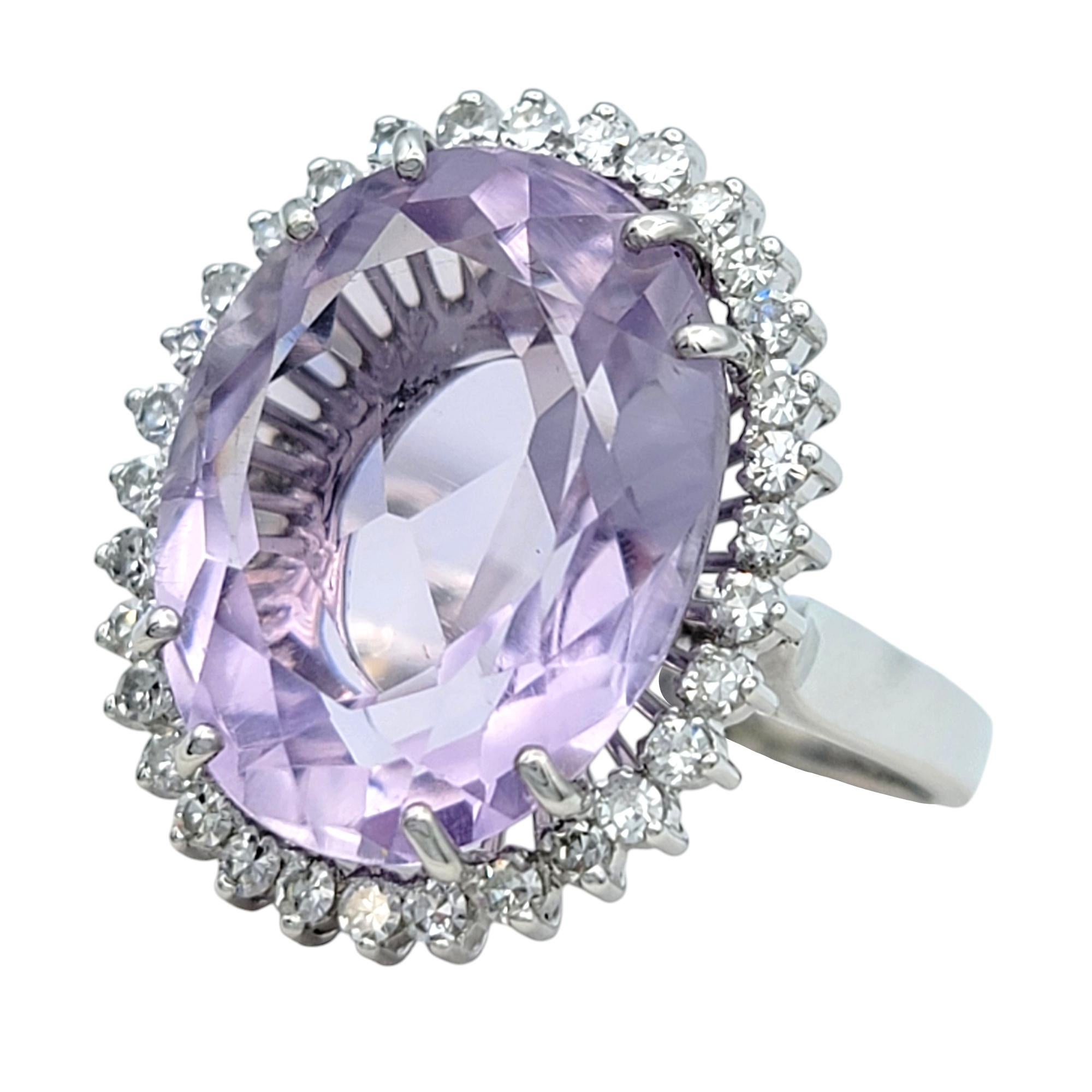 Anillo de cóctel de amatista de talla oval de 9,38 quilates y halo de diamantes en oro de 18 quilates Contemporáneo en venta
