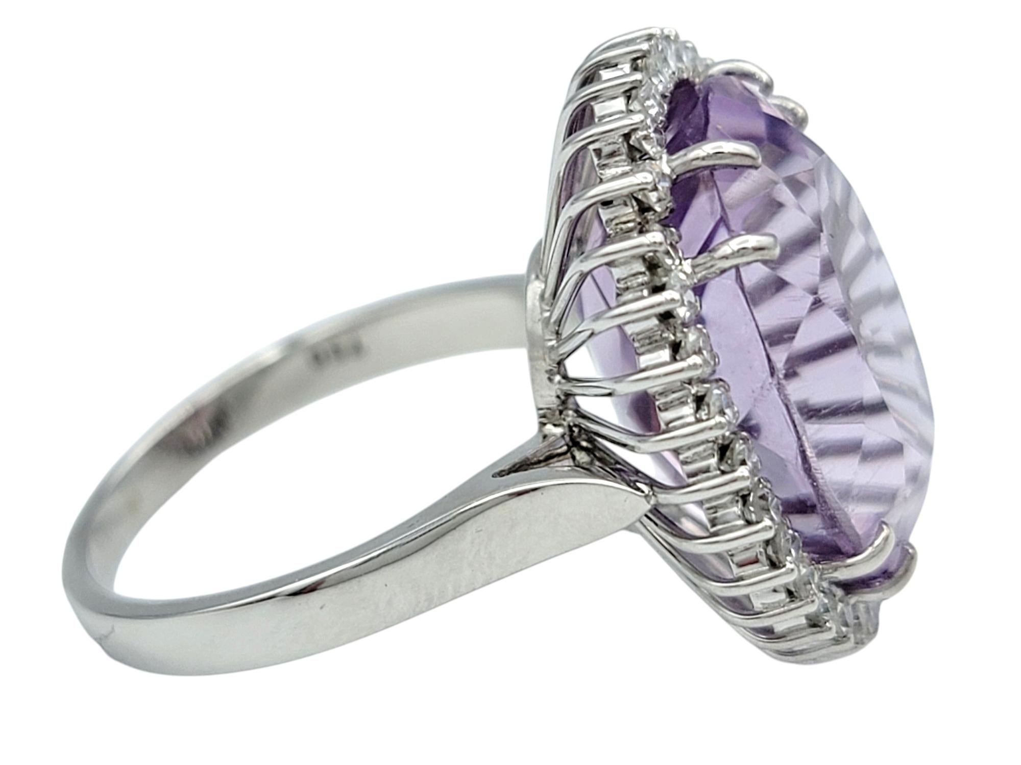 Anillo de cóctel de amatista de talla oval de 9,38 quilates y halo de diamantes en oro de 18 quilates Corte oval en venta
