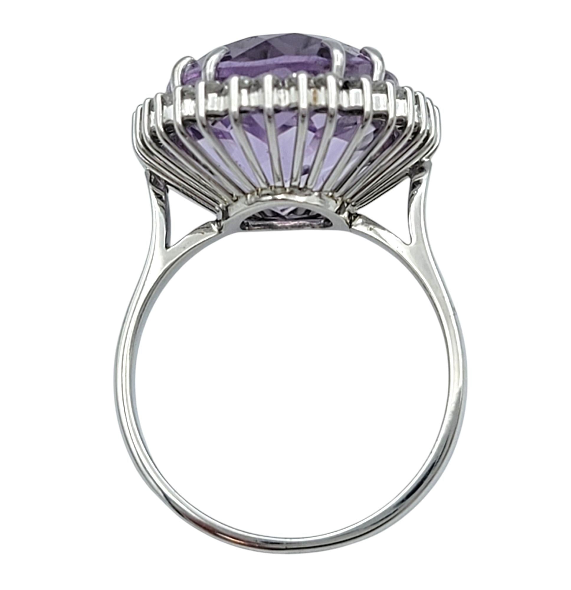 Anillo de cóctel de amatista de talla oval de 9,38 quilates y halo de diamantes en oro de 18 quilates en Bueno estado para la venta en Scottsdale, AZ