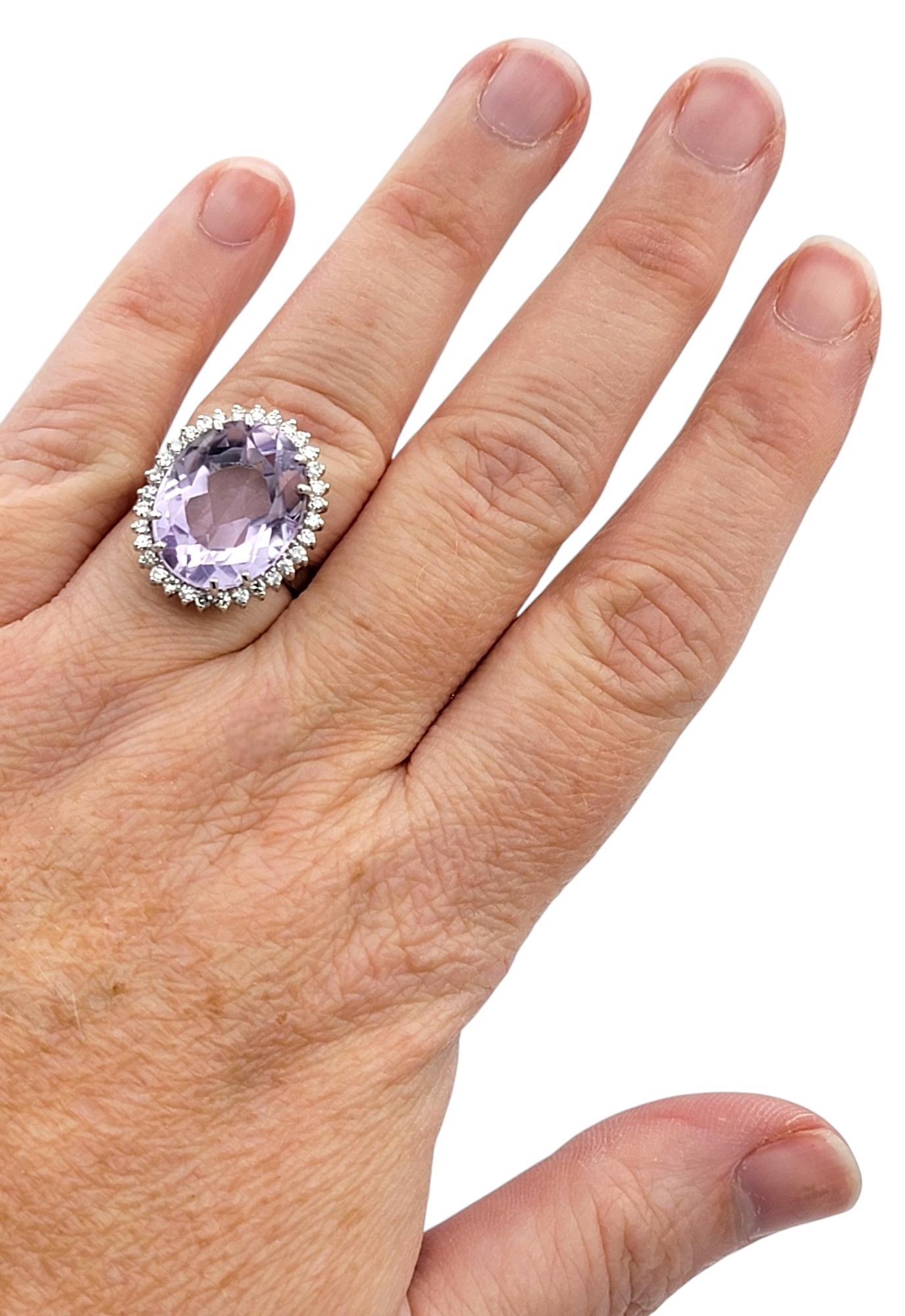 Anillo de cóctel de amatista de talla oval de 9,38 quilates y halo de diamantes en oro de 18 quilates en venta 1