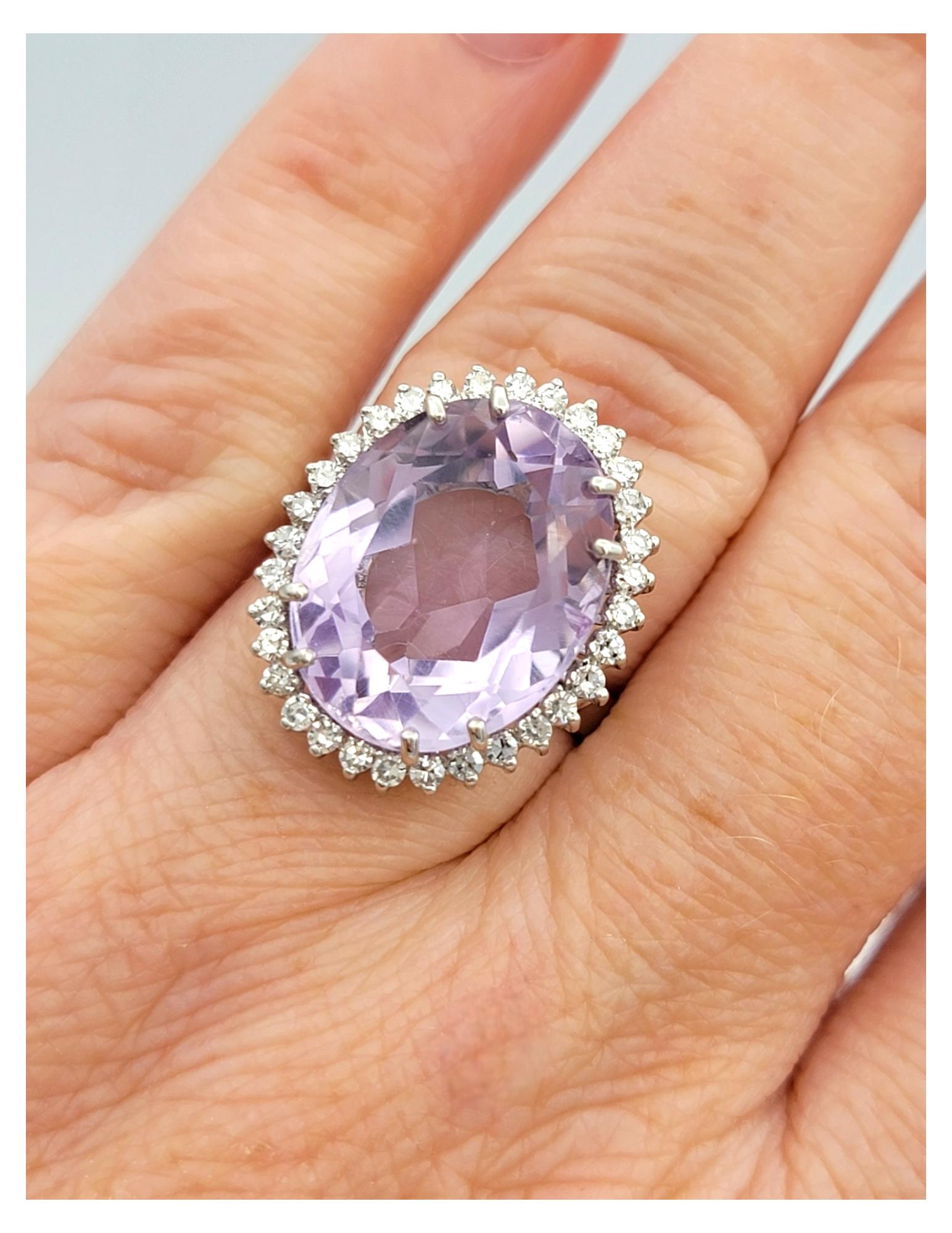 Anillo de cóctel de amatista de talla oval de 9,38 quilates y halo de diamantes en oro de 18 quilates en venta 2