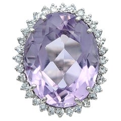 9,38 Karat Amethyst im Ovalschliff und Diamant-Halo-Cocktailring aus 18 Karat Gold