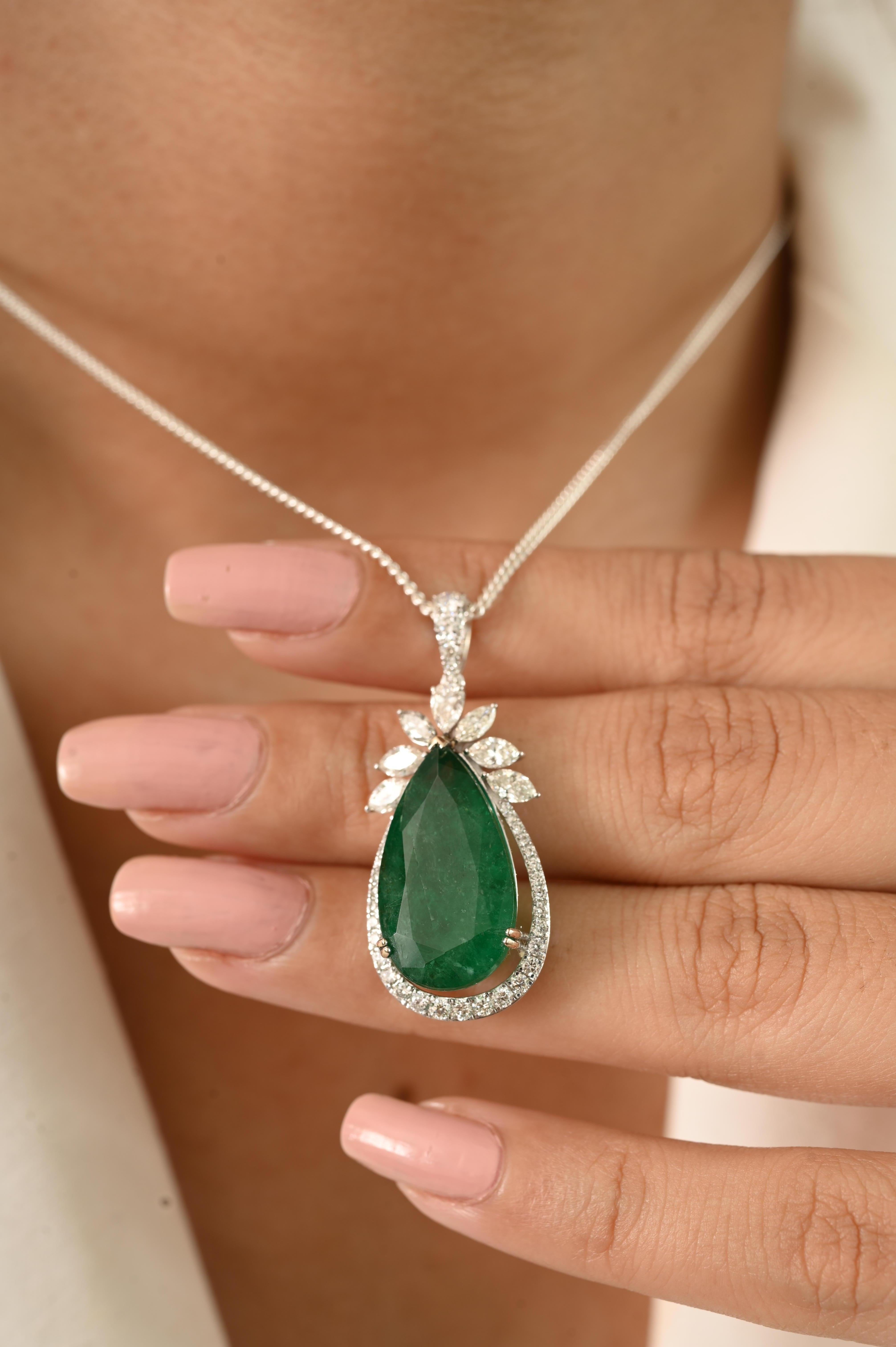 Questo smeraldo certificato a forma di pera da 9,38 carati, con un centro verde vibrante, è incorniciato da un'aureola di diamanti a grappolo da 1,11 carati, finemente realizzati in oro bianco 18 carati. La forma a pera aggiunge una raffinatezza