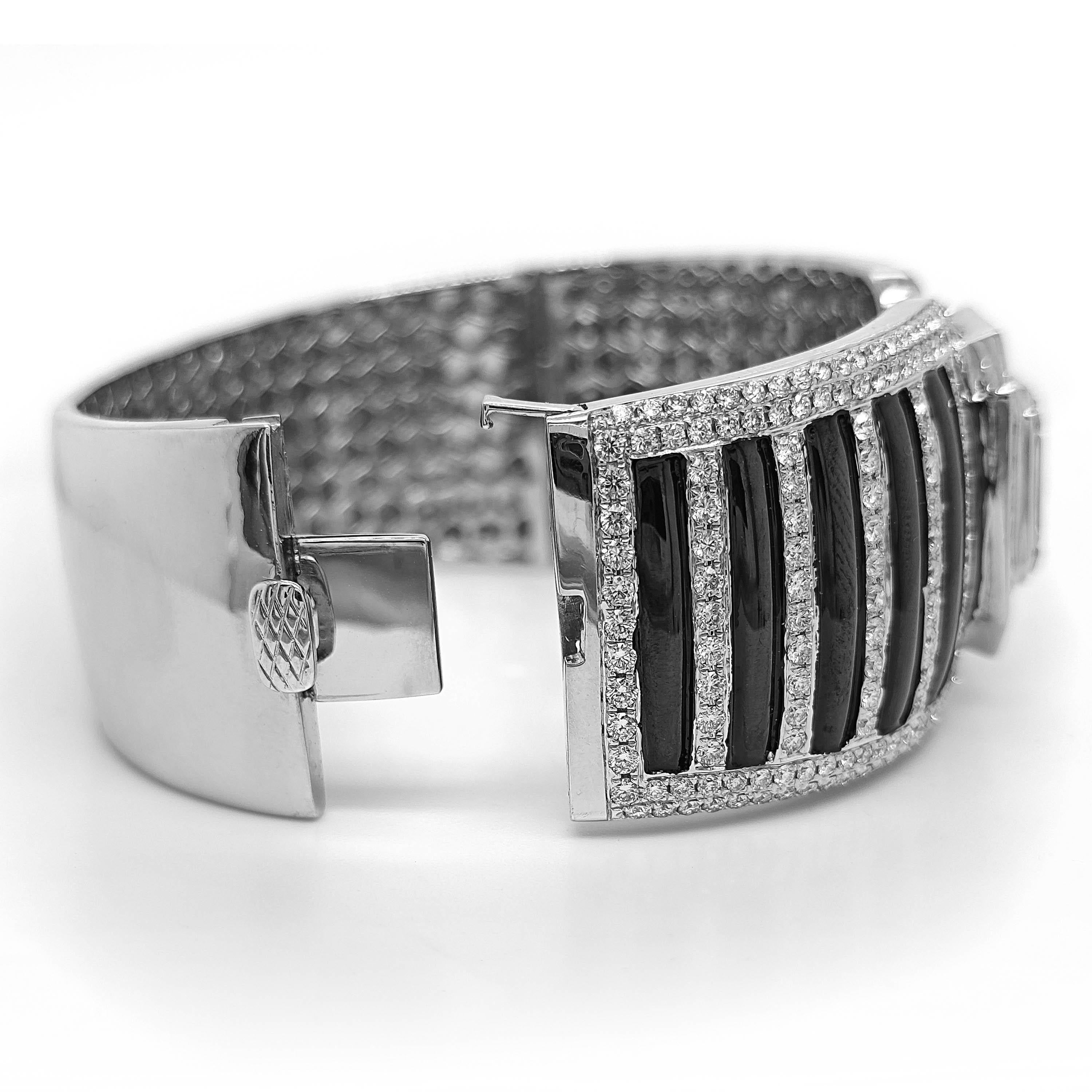 189 diamants blancs ronds : 5.63 Carats
52 diamants baguettes blancs : 3,76 carats
Métal : or blanc 18 carats, 85,53 grammes
