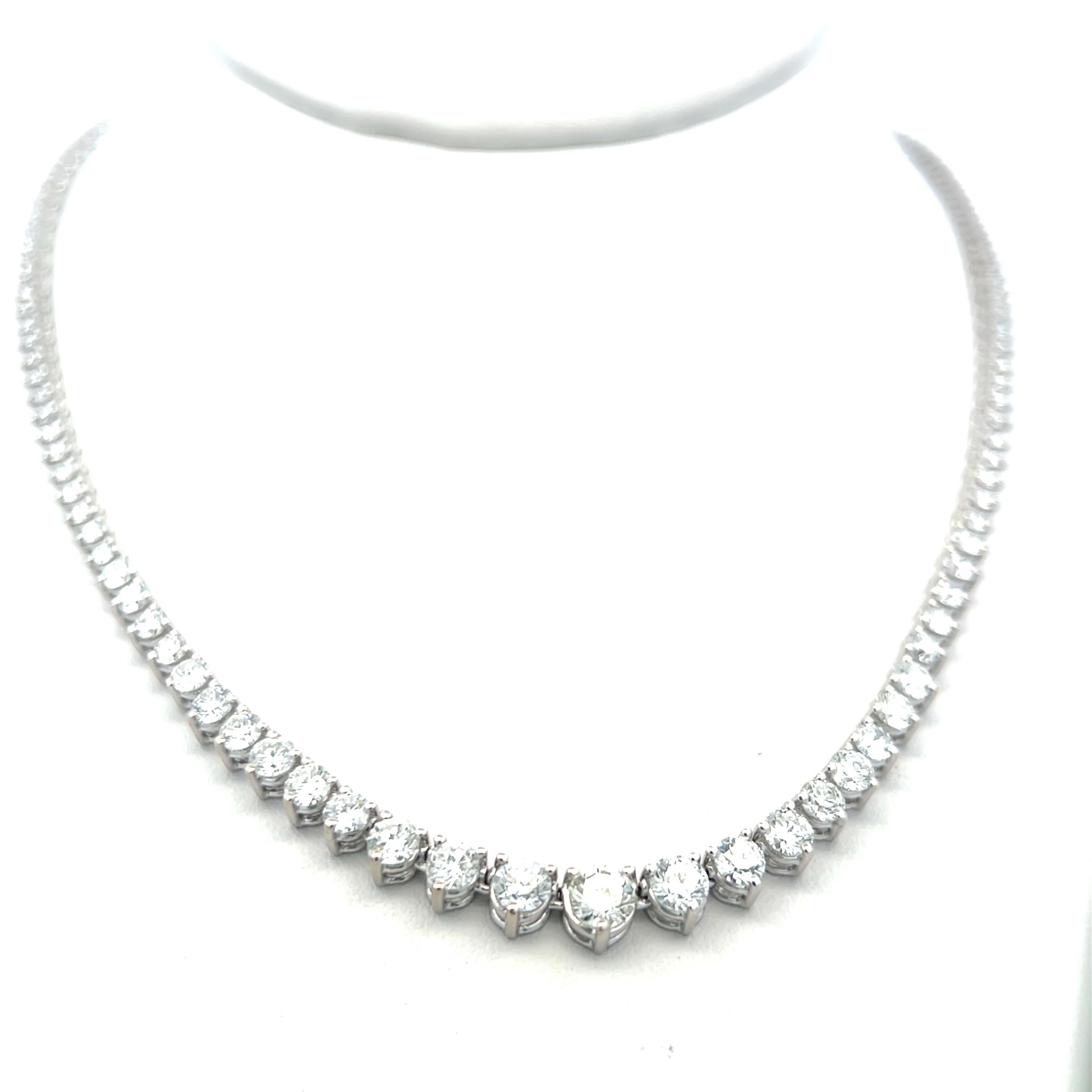 Titre :
Cet élégant collier Riviera en or blanc 14 carats est orné de 9,39 carats de diamants ronds et brillants étincelants, parfaitement gradués pour créer une ligne de brillance sans faille sur le décolleté. Avec 143 diamants méticuleusement