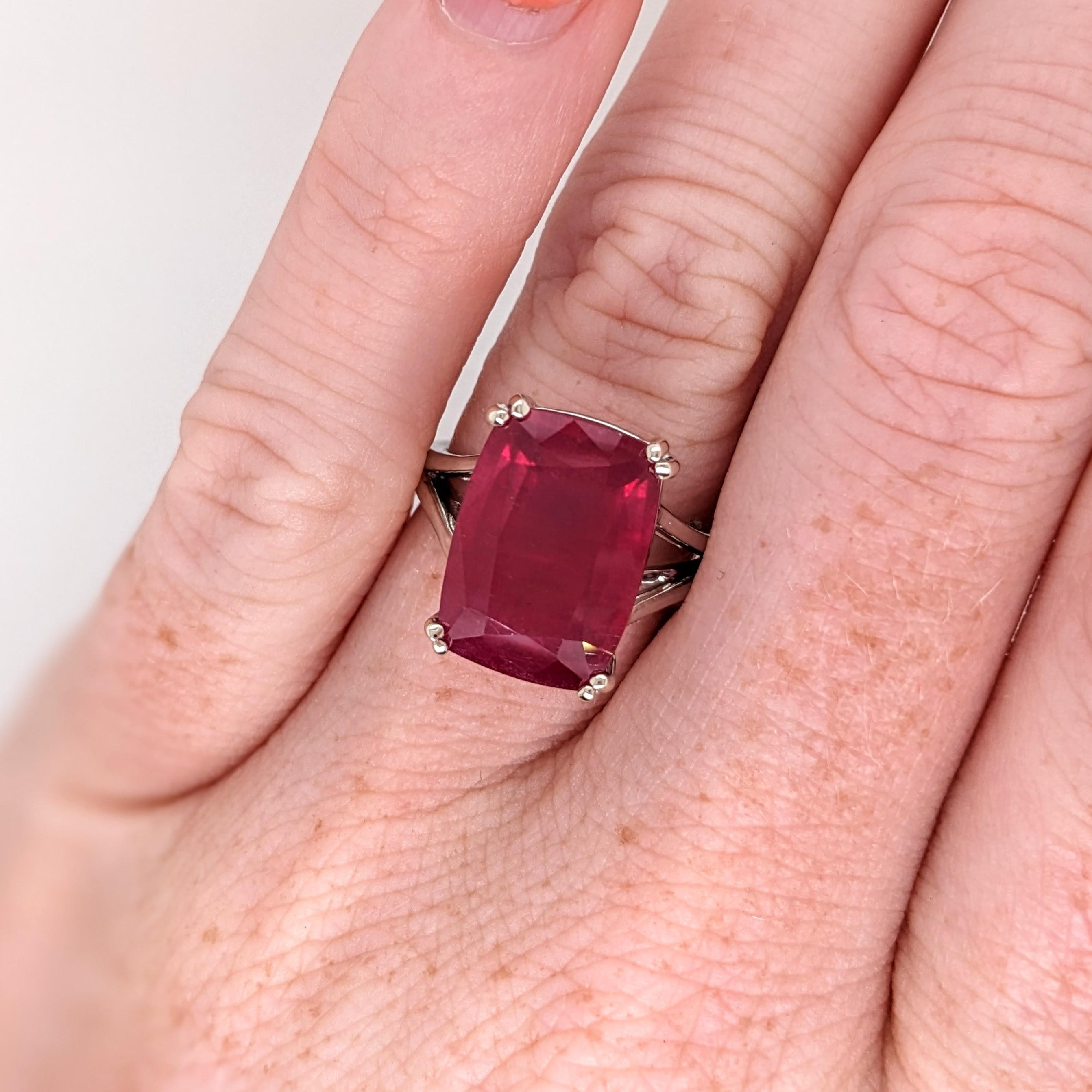 Dieser auffällige Ring ist mit einem 9,3-karätigen Rubin-Solitär in massivem 14-karätigem Gold besetzt. Dieser Solitärring ist ein wunderschönes Geschenk für Ihre Liebsten im Juli! 

Spezifikationen

Artikel Typ: Ring
Mittelstein: Rubin
Behandlung: