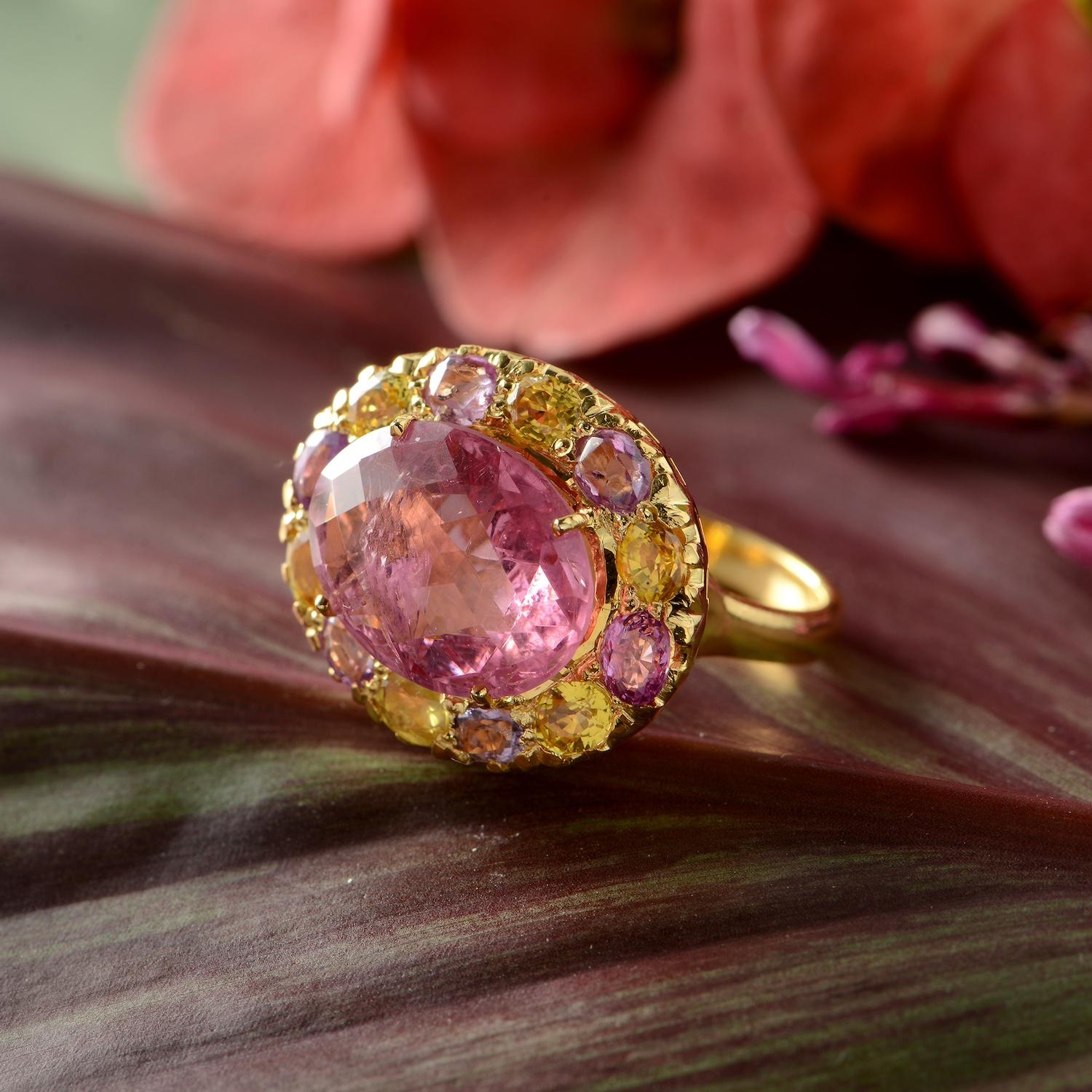 Contemporary 9.3k Pink Spinel Sapphire 18k Gold Cocktail Ring For Sale