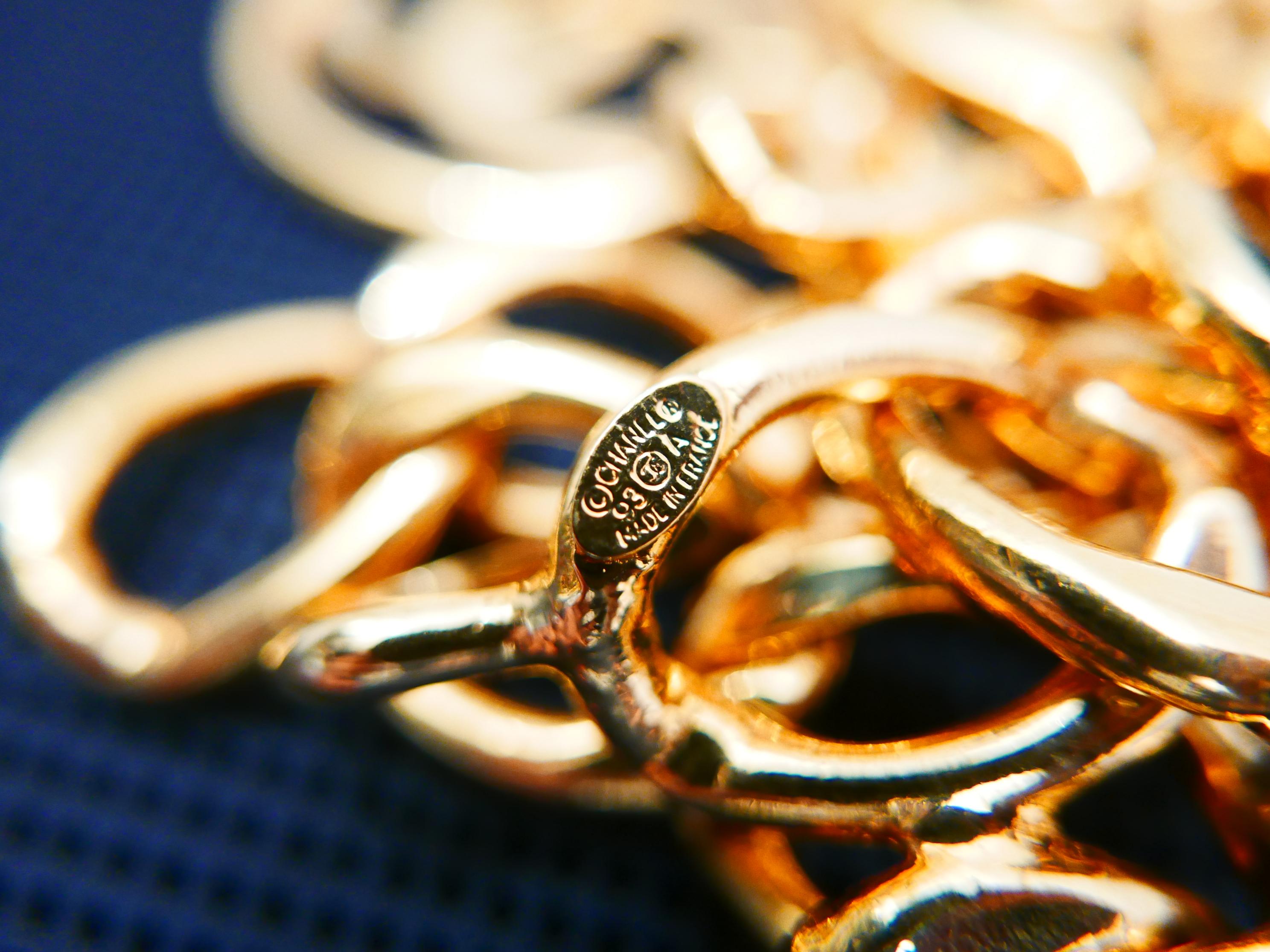 1993 Vintage CHANEL Massivgold getönter CC Kettengürtel im Angebot 2