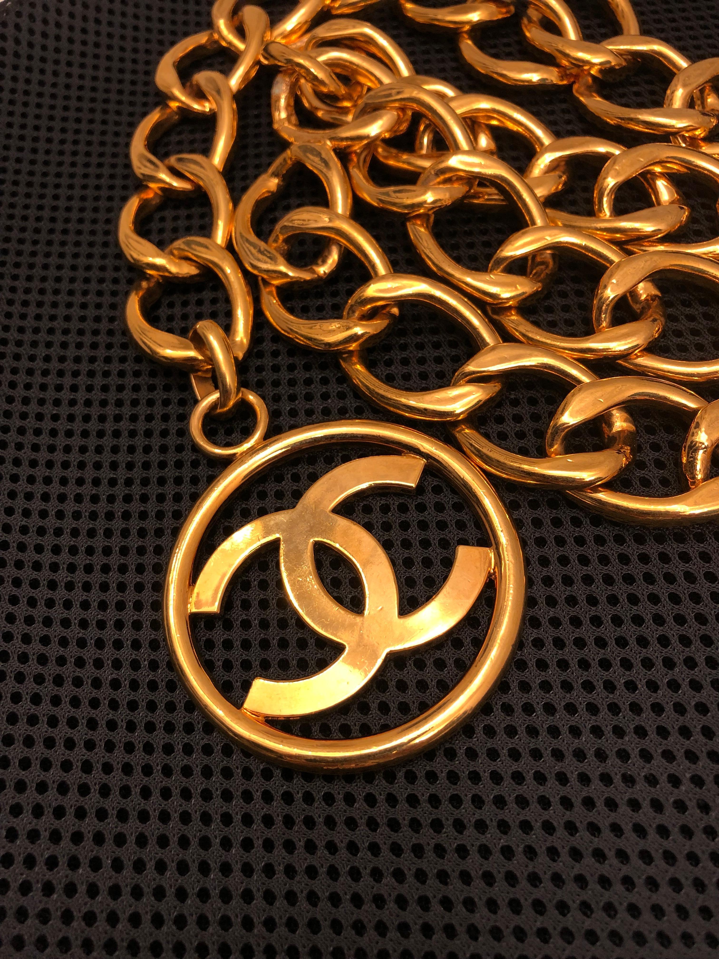 1993 Vintage CHANEL Massivgold getönter CC Kettengürtel im Angebot 1