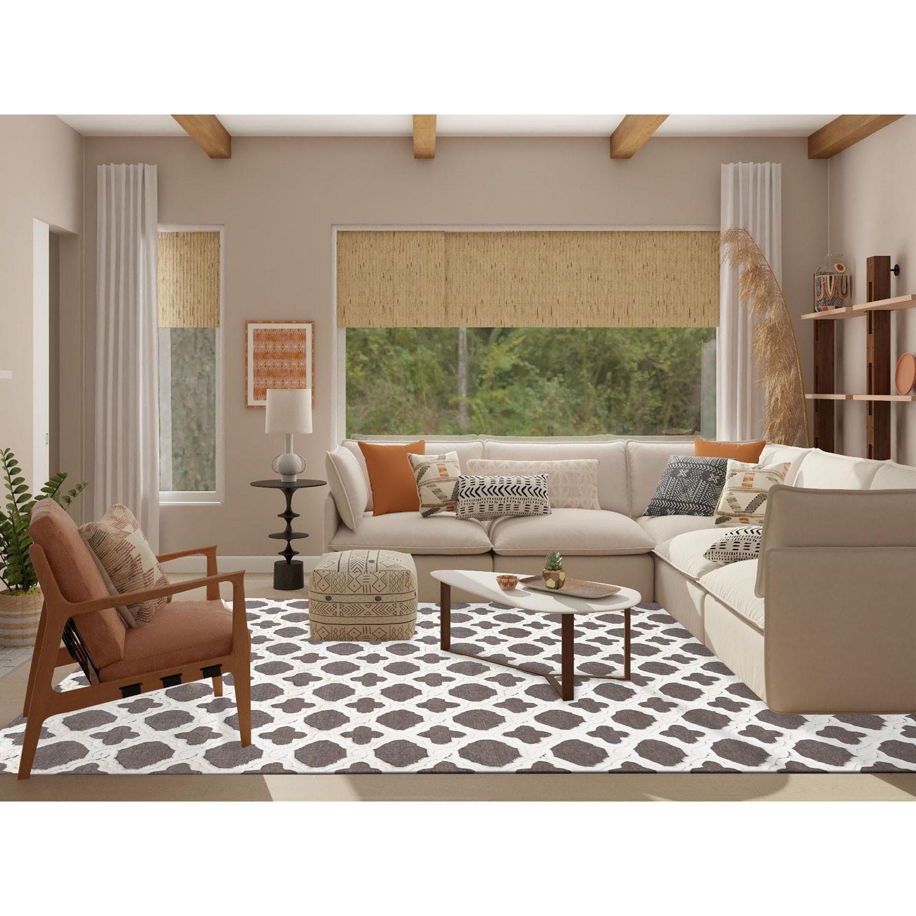 Elfenbein und Grau, Marokkanische Webart, Weiche Wolle, Handgeknüpft, Hoher und niedriger Flor mit Trills Design, Orientteppich
Primäre MATERIALIEN: Wolle
Latex: Kein Flor 
Höhe: 0,25 Zoll
Stil: Transitional
Grundfarbe: Elfenbein
Sekundäre Farben: