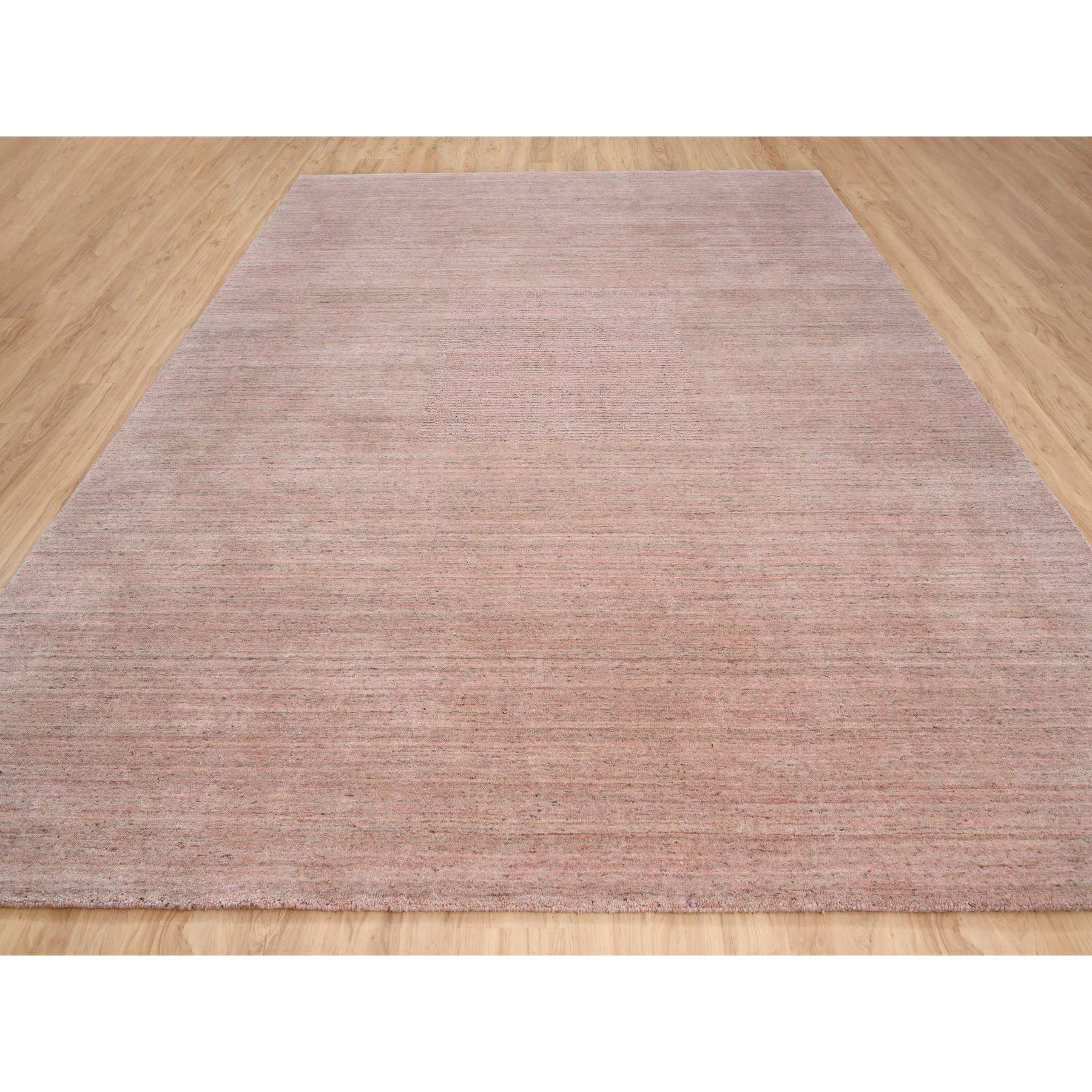 Dies ist eine wirklich echte one-of-a-kind Modern Design Hand Loomed Soft Wool Coral Pink Oriental Rug. Es wurde monatelang in jahrhundertealten Webtechniken von erfahrenen Kunsthandwerkern gewebt.
Primäre MATERIALIEN: Wolle
Latex: Kein Flor 
Höhe: