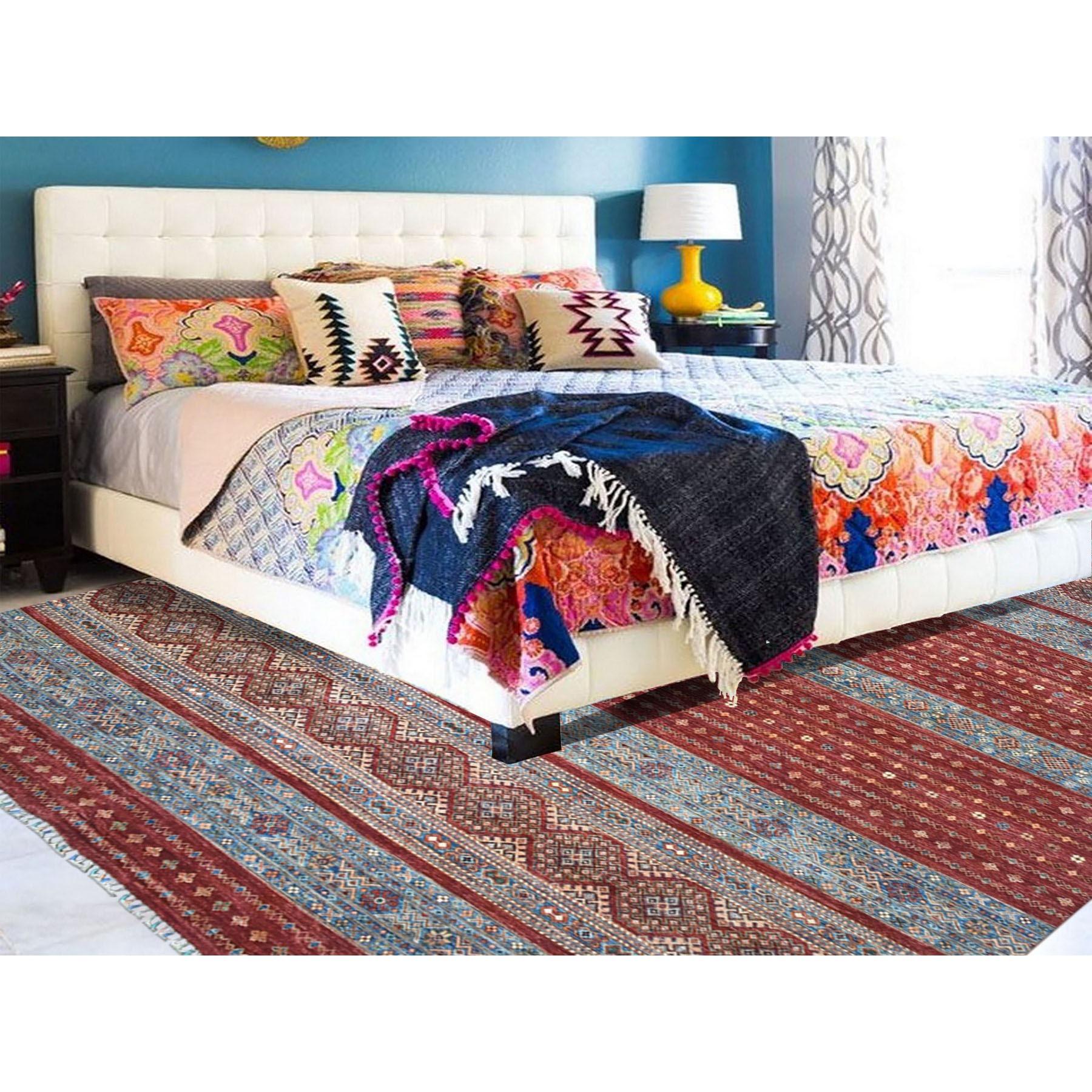 Dies ist ein wirklich echtes Einzelstück Khorjin Design Red Super Kazak Pure Wool Hand Knotted Oriental Rug. Es wurde monatelang in der jahrhundertealten persischen Webtechnik von erfahrenen Handwerkern geknüpft.																										Primäre