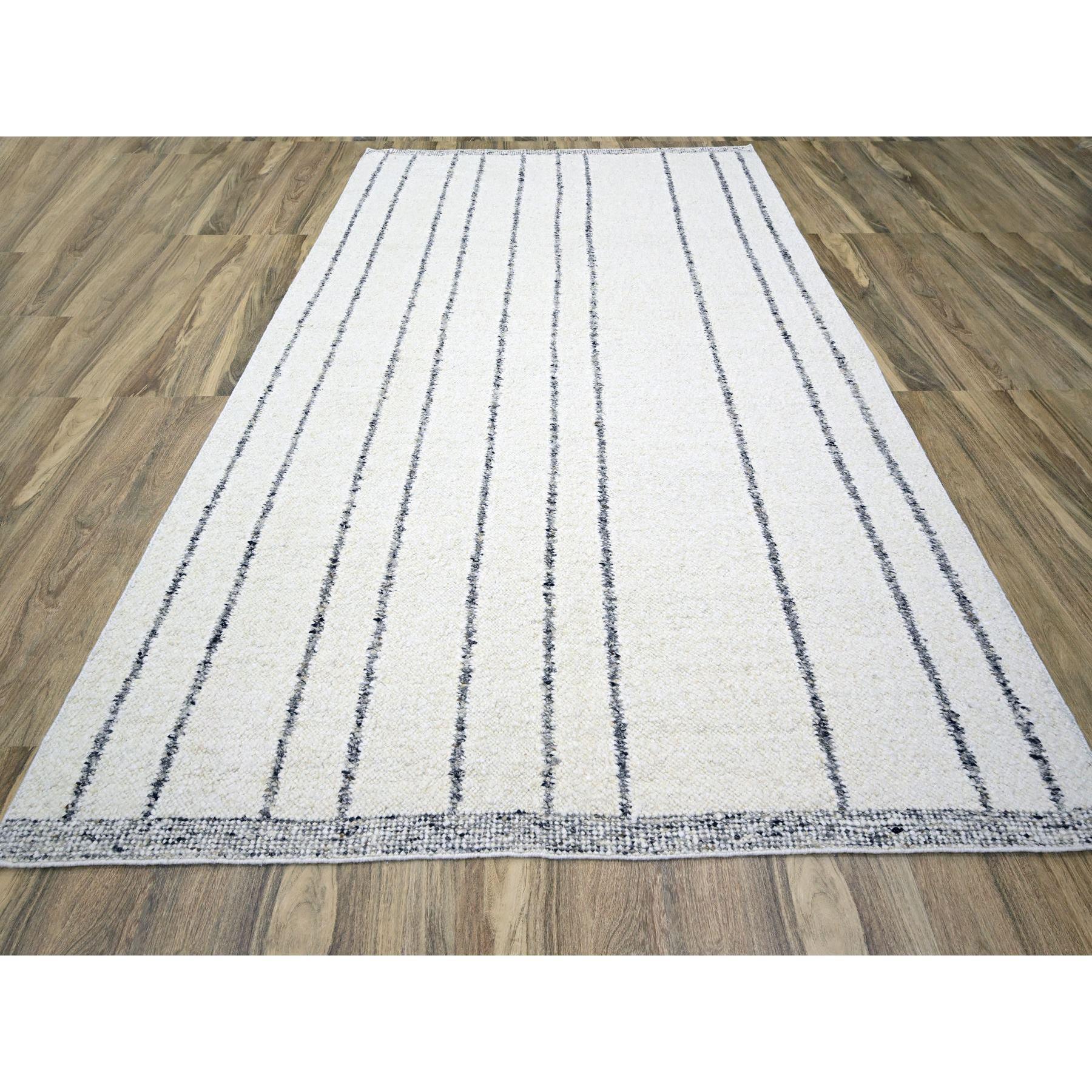 Bianco perla, Trama marocchina con Design Line, Moderno, Pile strutturato, Lana naturale non colorata, Shabby Chic, Annodato a mano, Tappeto orientale
Materiali primari: Lana
Lattice: No Pile 
altezza: 0,25 pollici
Stile: Contemporaneo
Colore