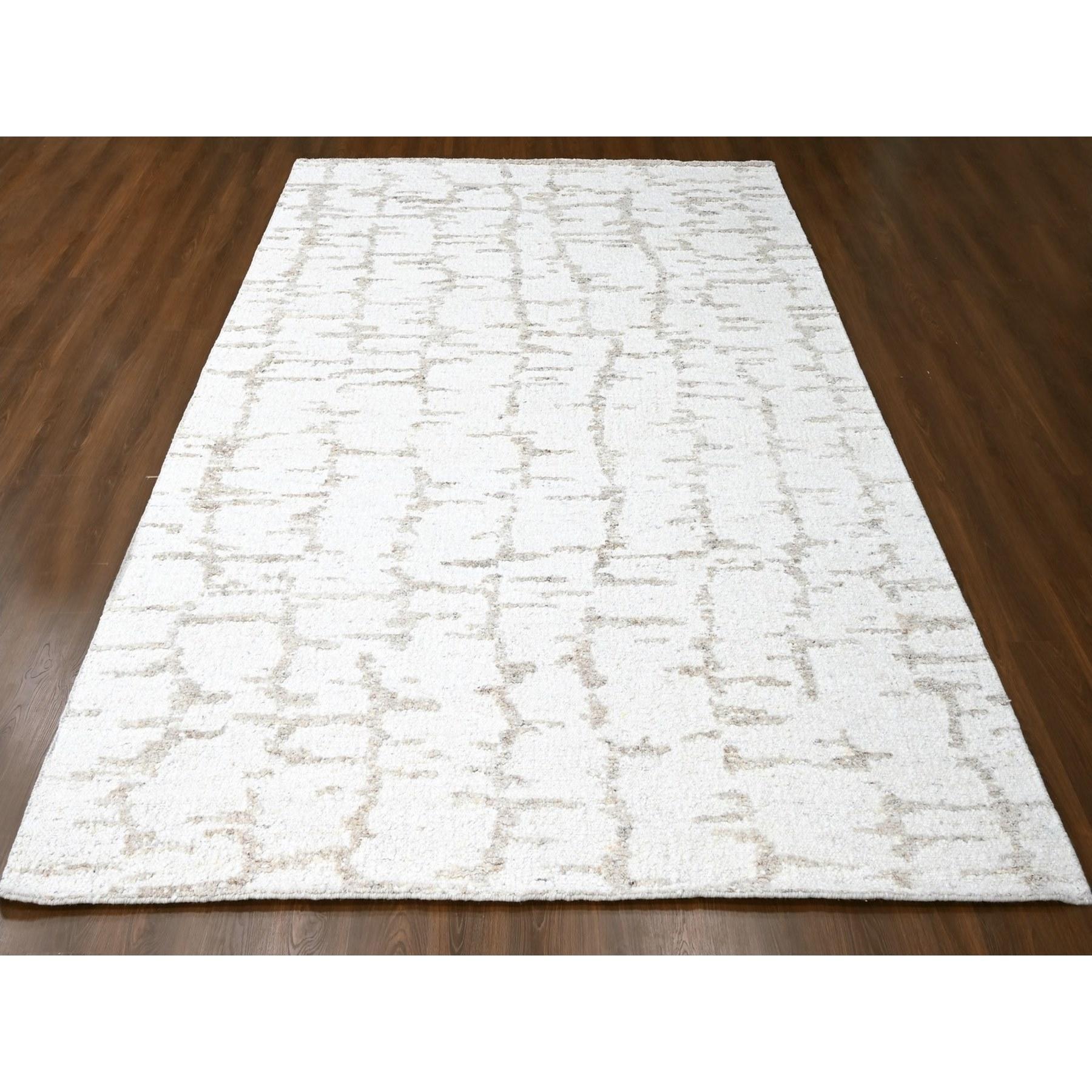 Bone White, Design/One minimaliste, noué à la main, 100% laine, Tapis d'Orient
Matières premières : Laine
Latex : Pas de poils 
hauteur : 0,25 pouces
Style : Contemporain
Couleur primaire : Ivoire
Couleurs secondaires : Beige, Marron
Modèle :