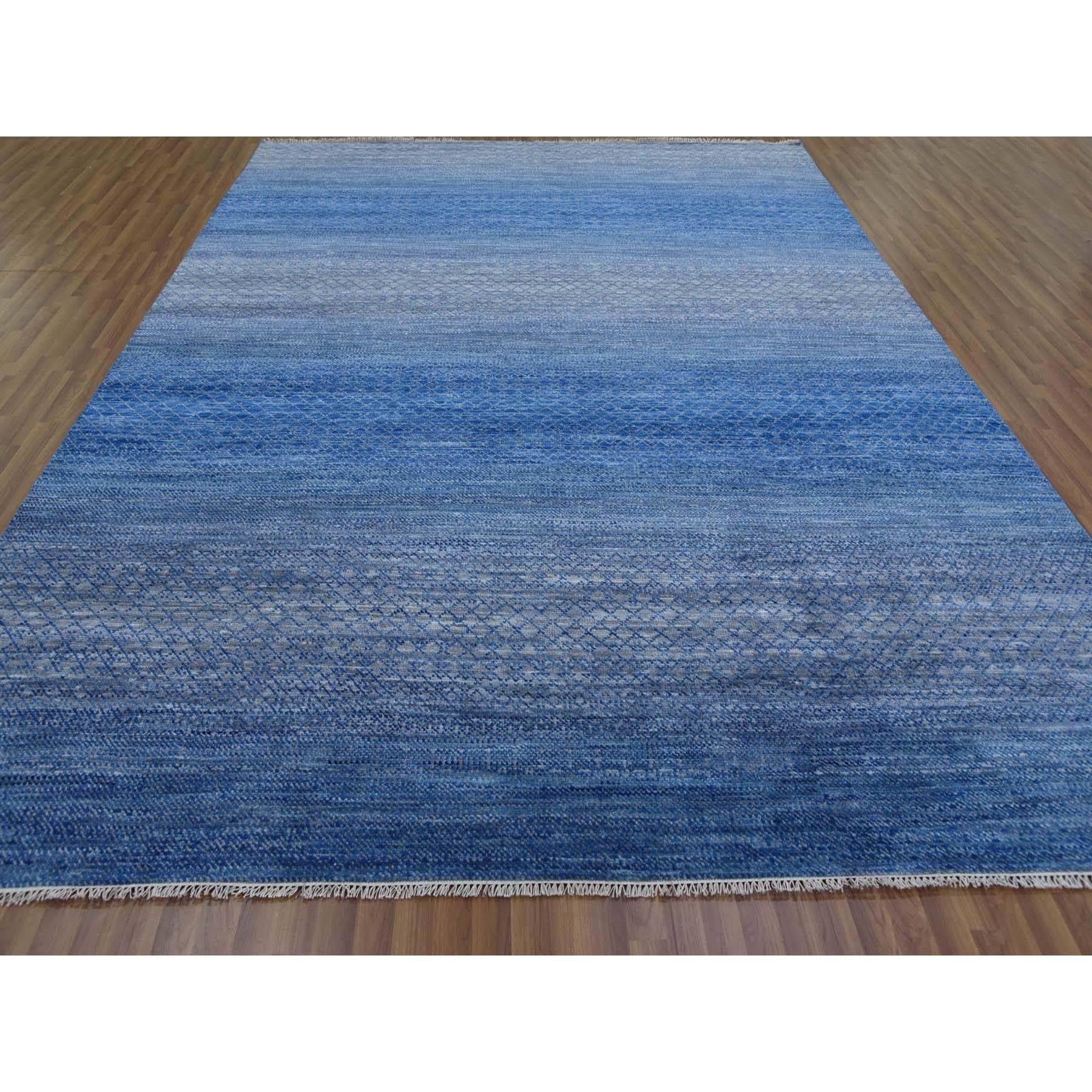 Il s'agit d'un véritable tapis d'Orient bleu, en pure laine, noué à la main, de la collection moderne Chiaroscuro, épais et moelleux. Il a été noué pendant des mois et des mois selon des techniques de tissage séculaires par des artisans