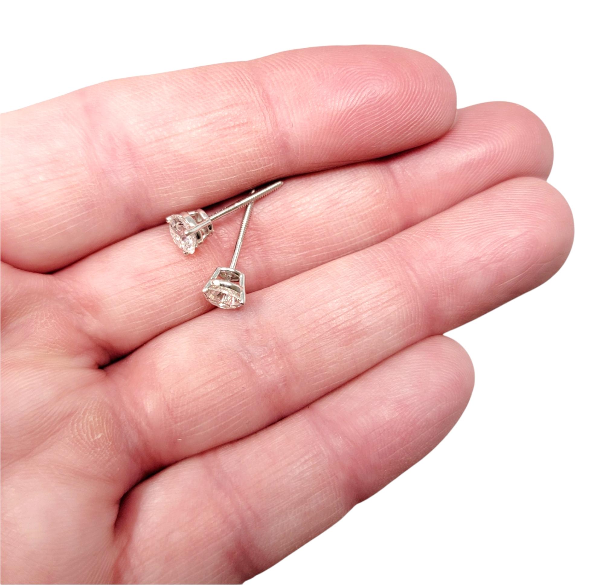 .94 Carati totali di diamanti rotondi The Leo Diamond Orecchini con montatura a 3 punte in oro bianco in vendita 5