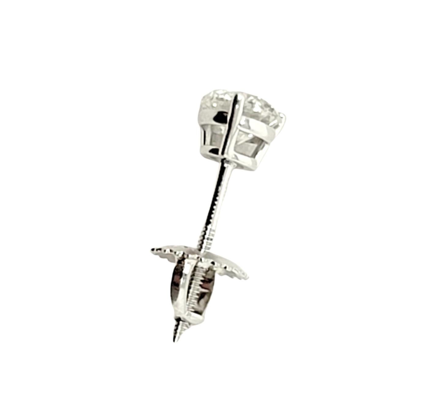 .94 Carati totali di diamanti rotondi The Leo Diamond Orecchini con montatura a 3 punte in oro bianco in vendita 12