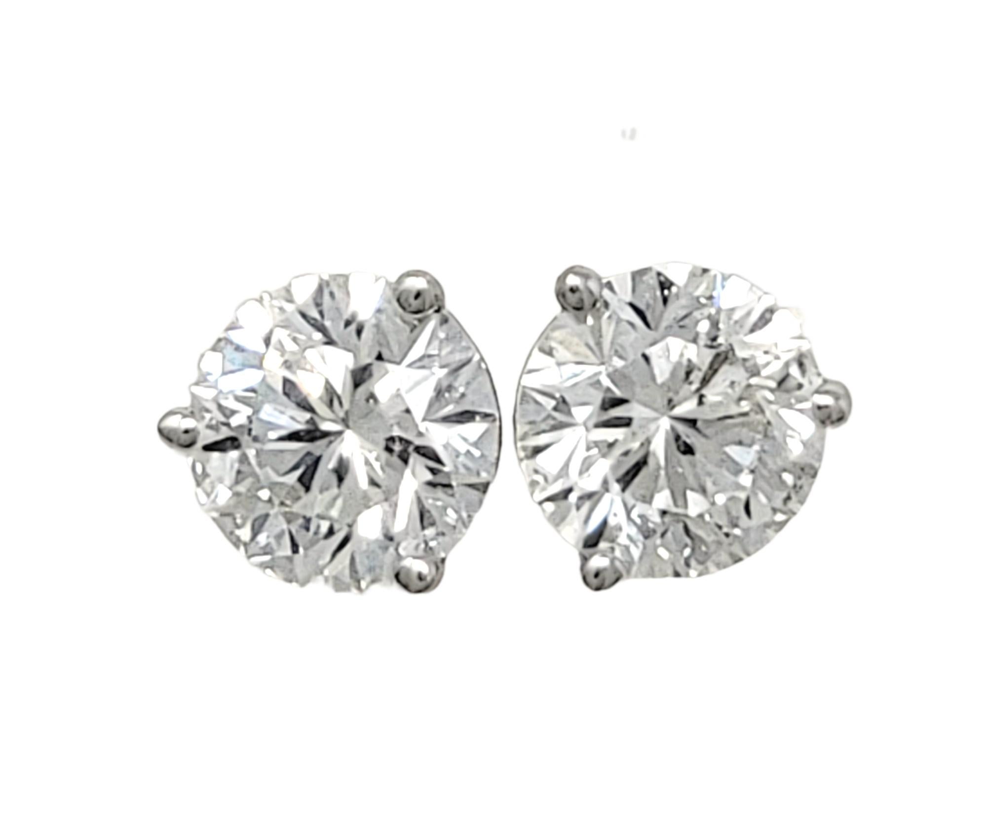 .94 Carati totali di diamanti rotondi The Leo Diamond Orecchini con montatura a 3 punte in oro bianco in vendita 1