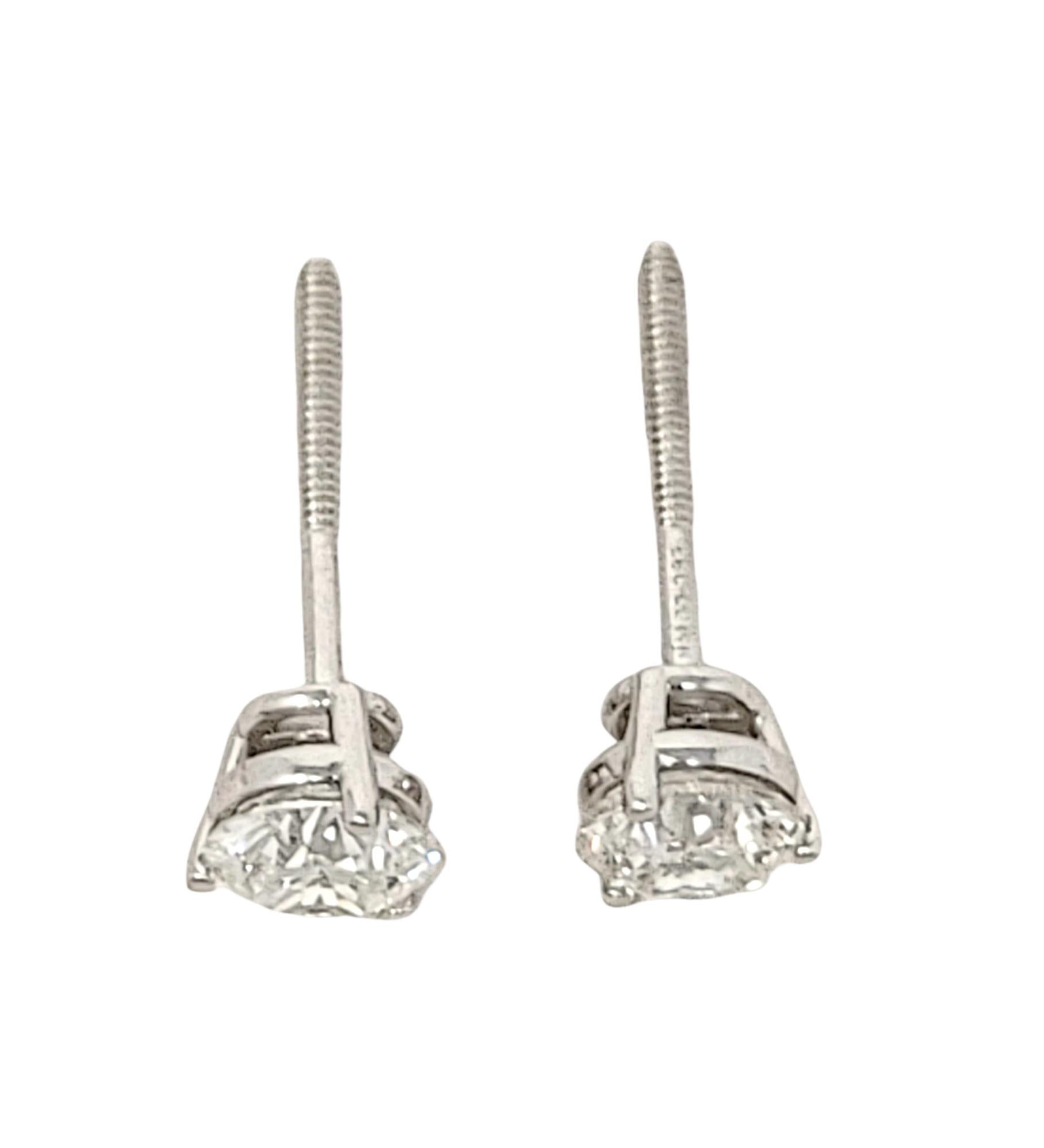 .94 Carati totali di diamanti rotondi The Leo Diamond Orecchini con montatura a 3 punte in oro bianco in vendita 3