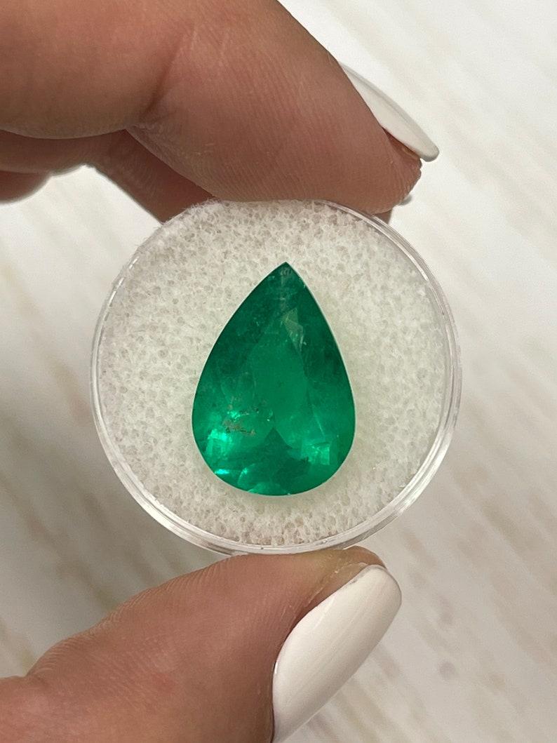 A. Stone: Smeraldo
Peso: 9,40 carati
Forma: Taglio a pera
Chiarezza: Trasparente
Lucentezza: Eccellente-Molto buona
Colore: Greene & Greene
Misure: 17,57 mm x 12,29 mm x 8,51 mm
Origine geografica: Colombia
Trattamento: Naturale, oliatura

Commenti: