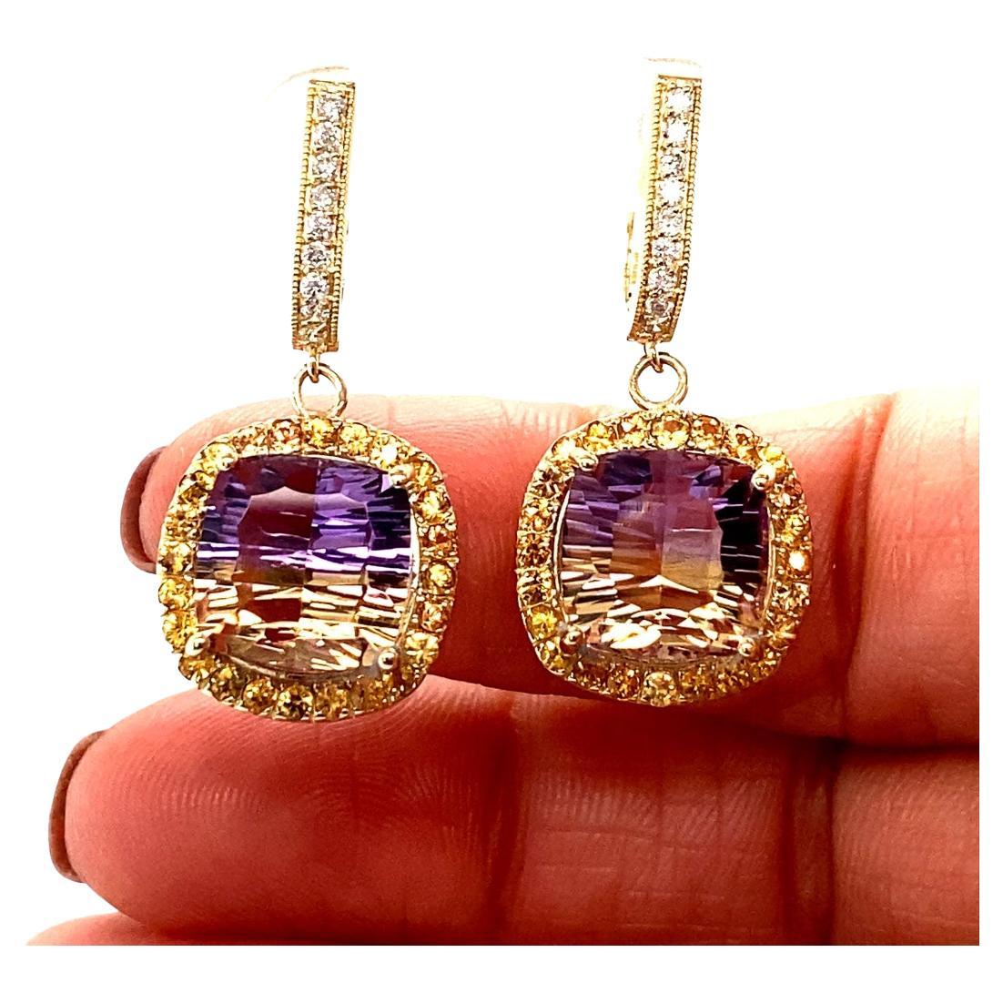 Boucles d'oreilles pendantes en amétrine, saphir jaune et diamant ! 

Ces boucles d'oreilles ont définitivement un facteur WOW !  
L'Amétrine, de couleur jaune et violette, est située entre des saphirs jaunes et des accents de diamant. 