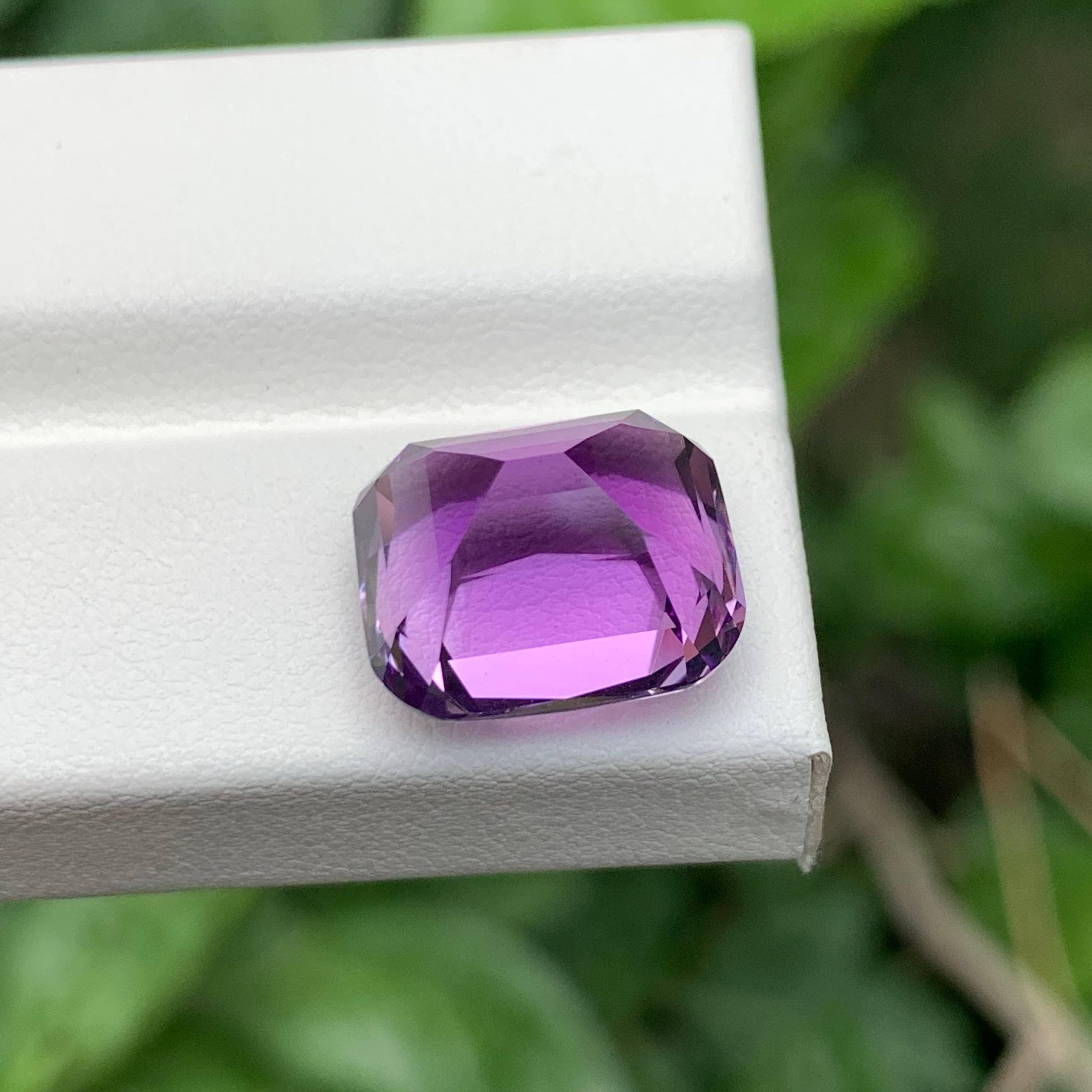 Peso 9,40 carati
Dimensioni 13,5x11,5x9,6 mm
Trattamento Nessuno
Origine Brasile
Lente di chiarezza pulita
Forma taglio cuscino 
NA



Questa gemma naturale di ametista da 9,40 carati è un esempio accattivante dell'eccellenza brasiliana, con una