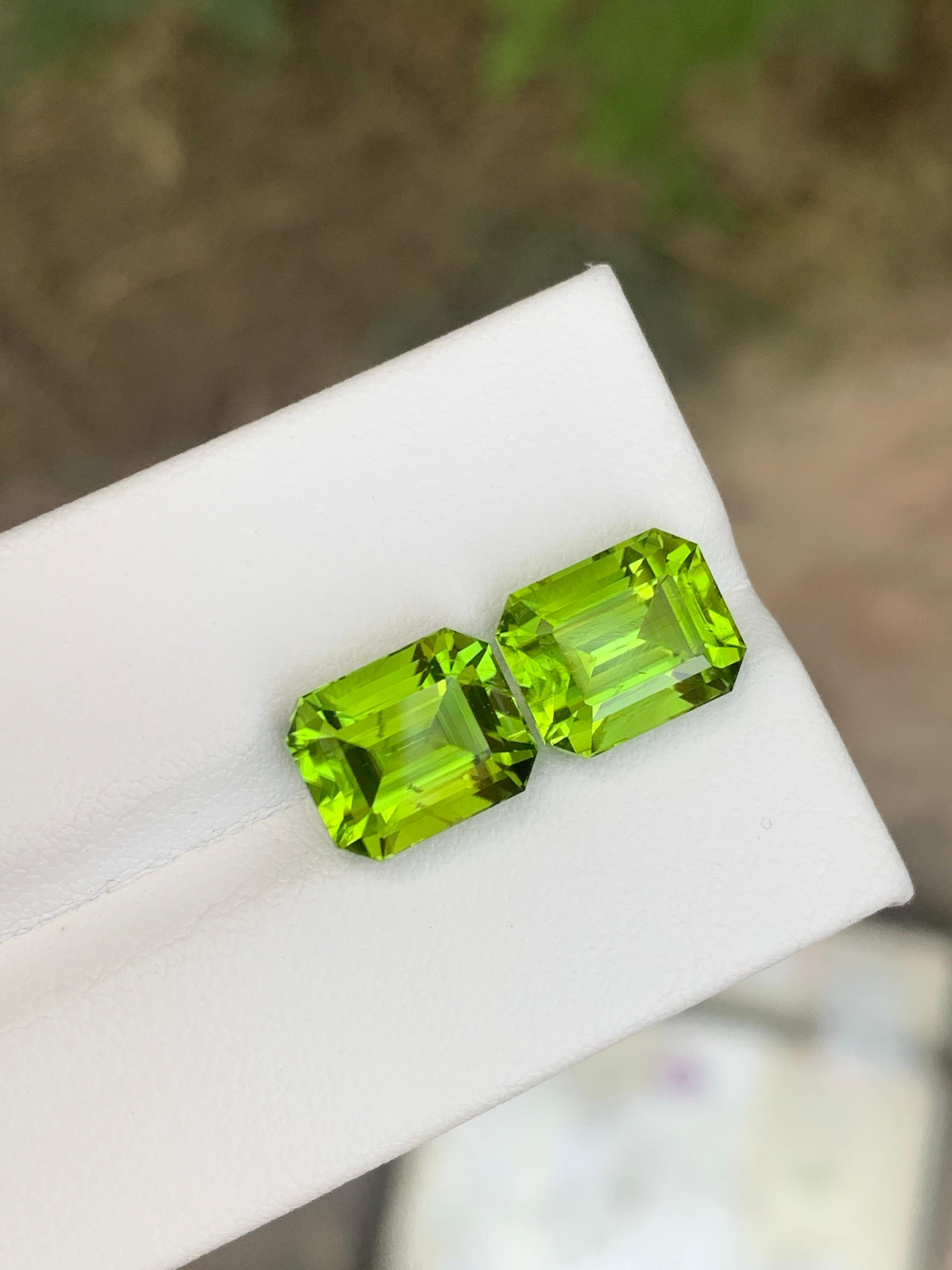 Arts and Crafts 9.40 Carat Natural Loose Peridot Pair Emerald Shape Gemstone For Earrings in vendita
