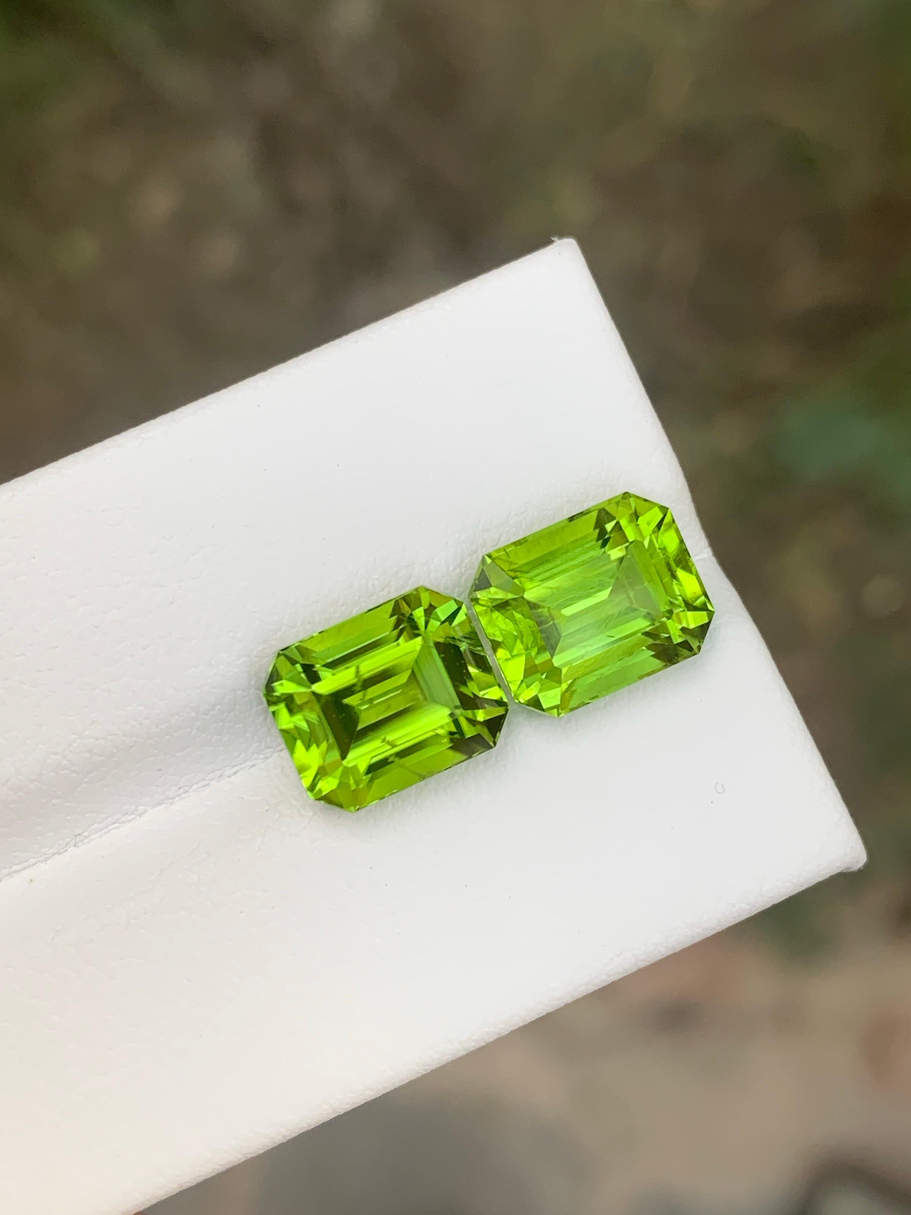 Taglio smeraldo 9.40 Carat Natural Loose Peridot Pair Emerald Shape Gemstone For Earrings in vendita