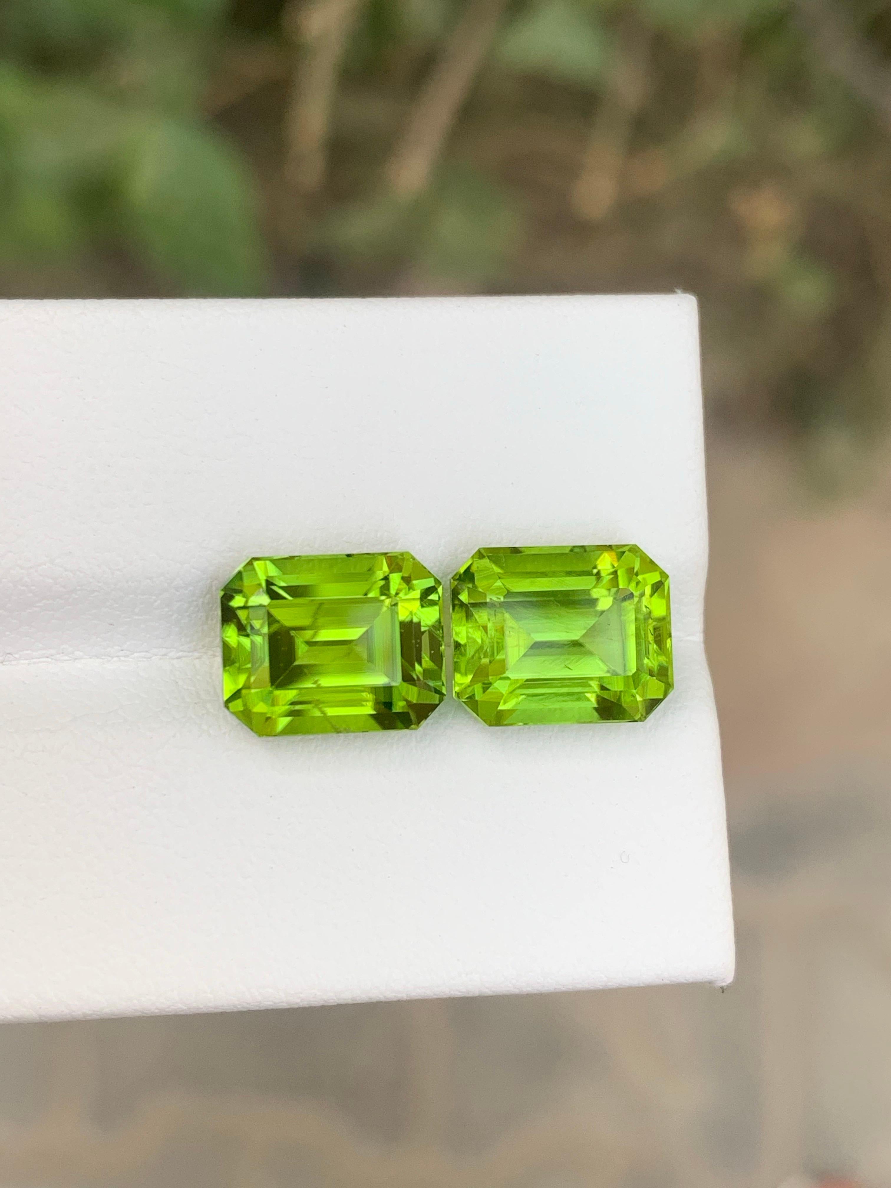 da uomo o donna 9.40 Carat Natural Loose Peridot Pair Emerald Shape Gemstone For Earrings in vendita