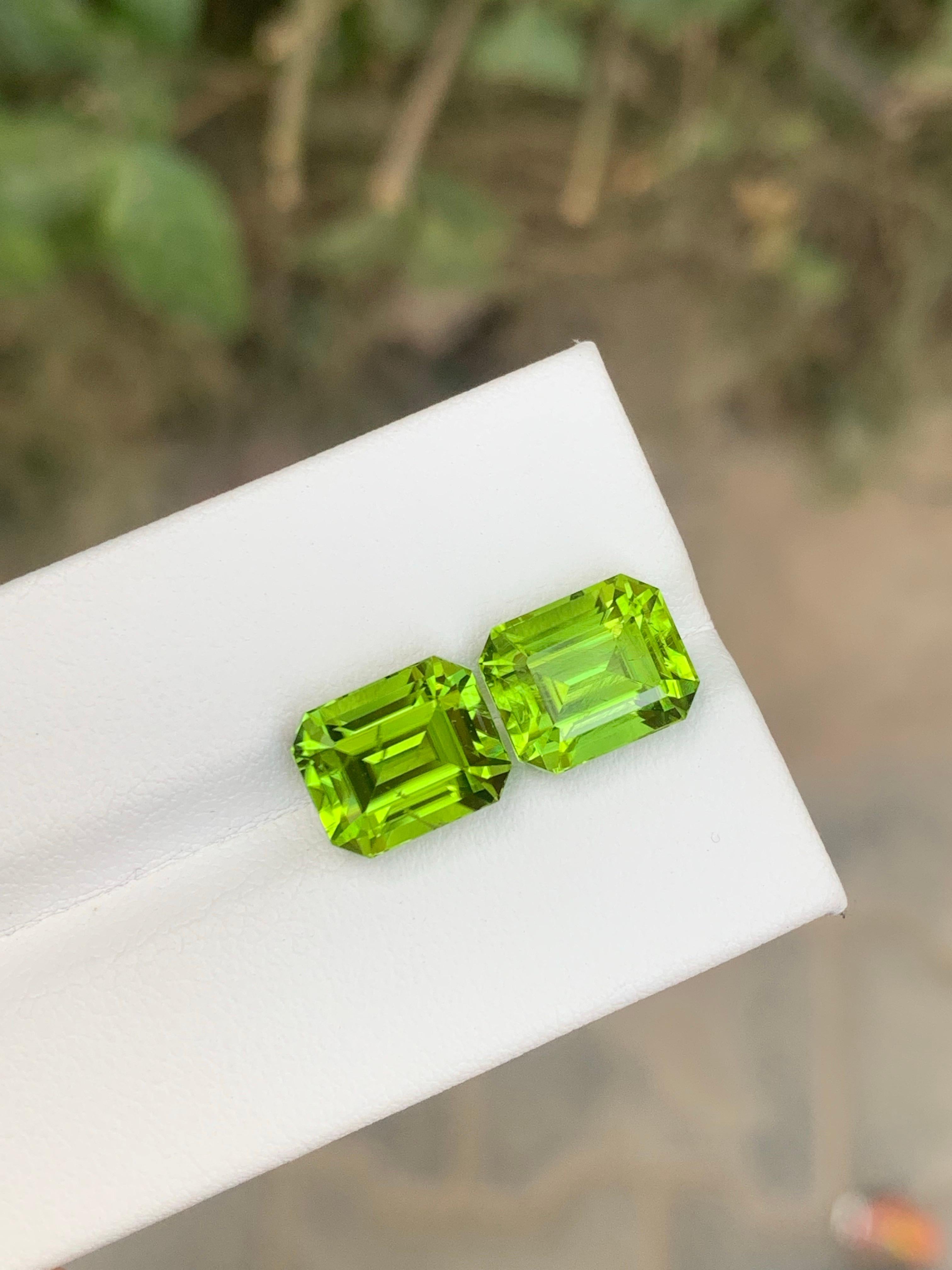 9.40 Carat Natural Loose Peridot Pair Emerald Shape Gemstone For Earrings in vendita 1