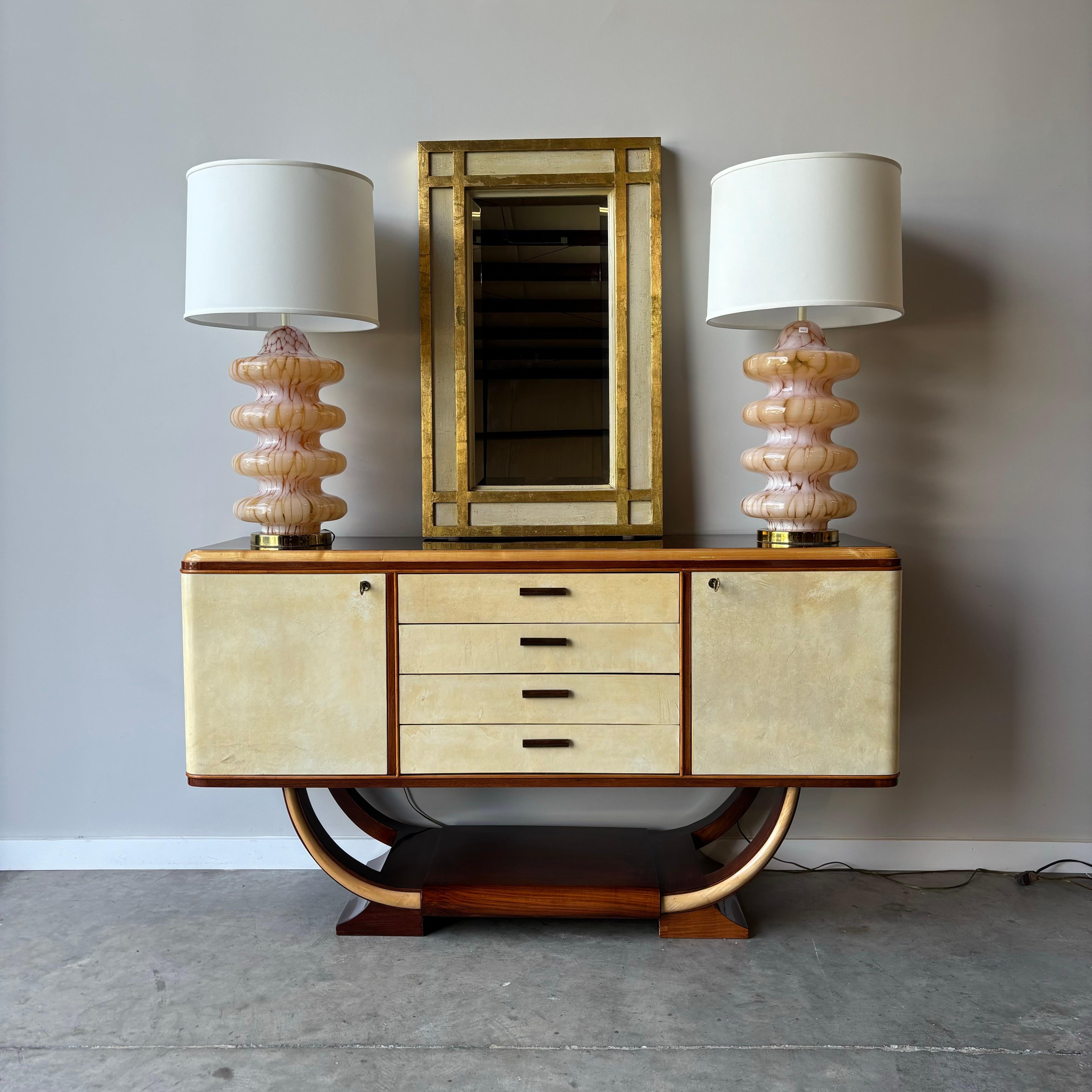 Superbe buffet Art Déco avec face en parchemin de peau de chèvre, caisse en acajou avec garniture en érable.  Les serrures et les clés fonctionnent bien et la pièce est très belle. Des réparations mineures sont visibles mais l'ensemble a été