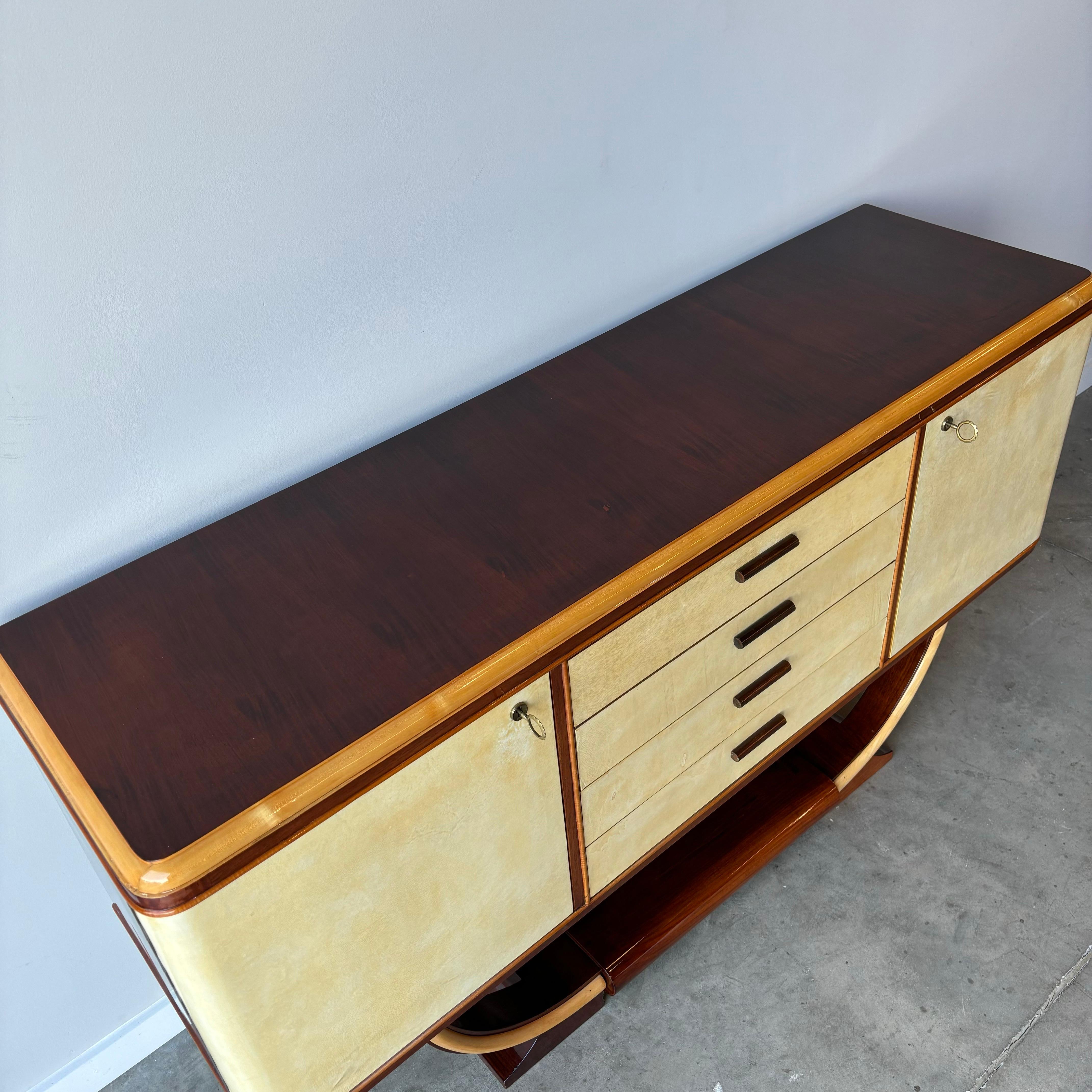 Art déco Buffet italien Art Déco des années 1940 en parchemin et acajou