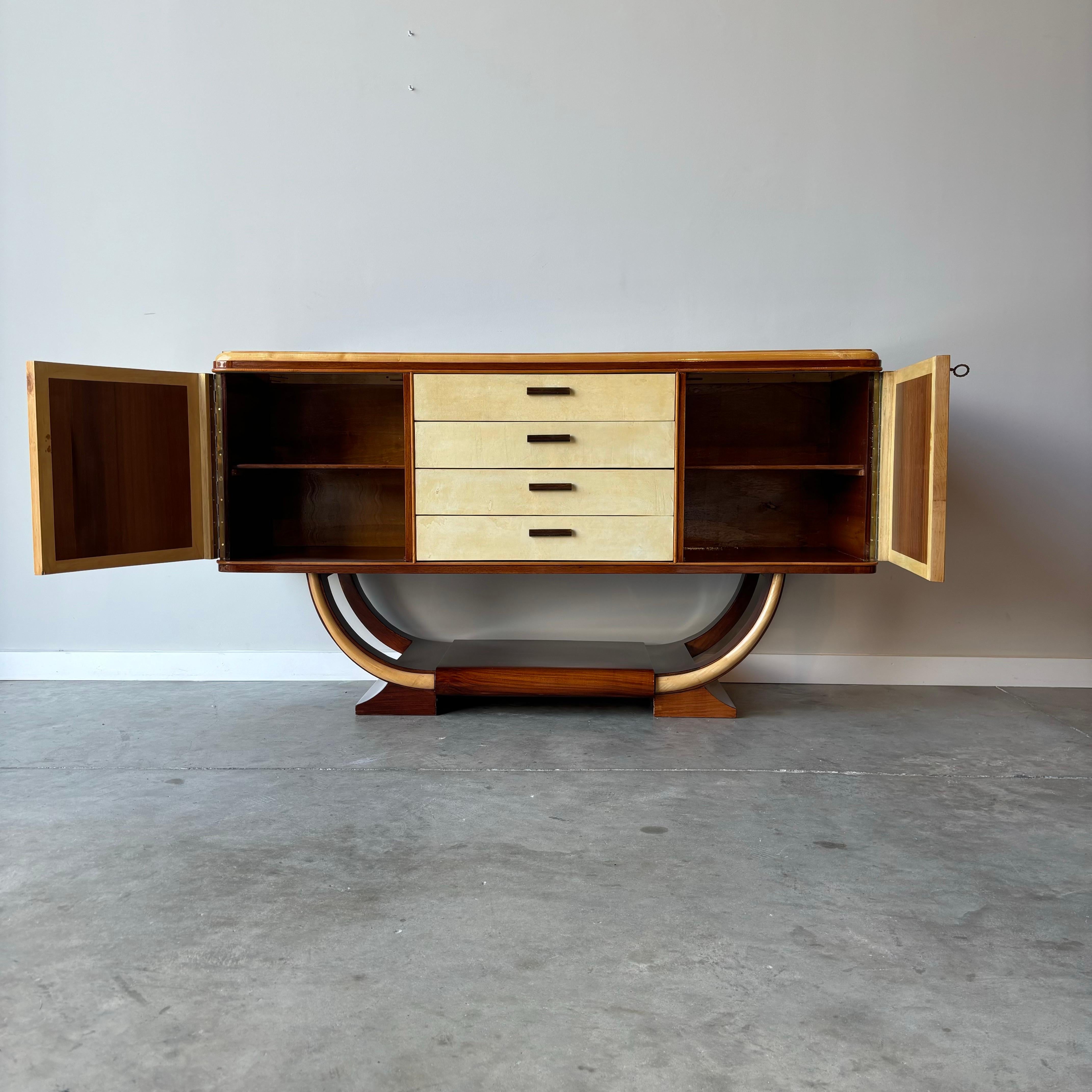 Buffet italien Art Déco des années 1940 en parchemin et acajou Bon état à Raleigh, NC