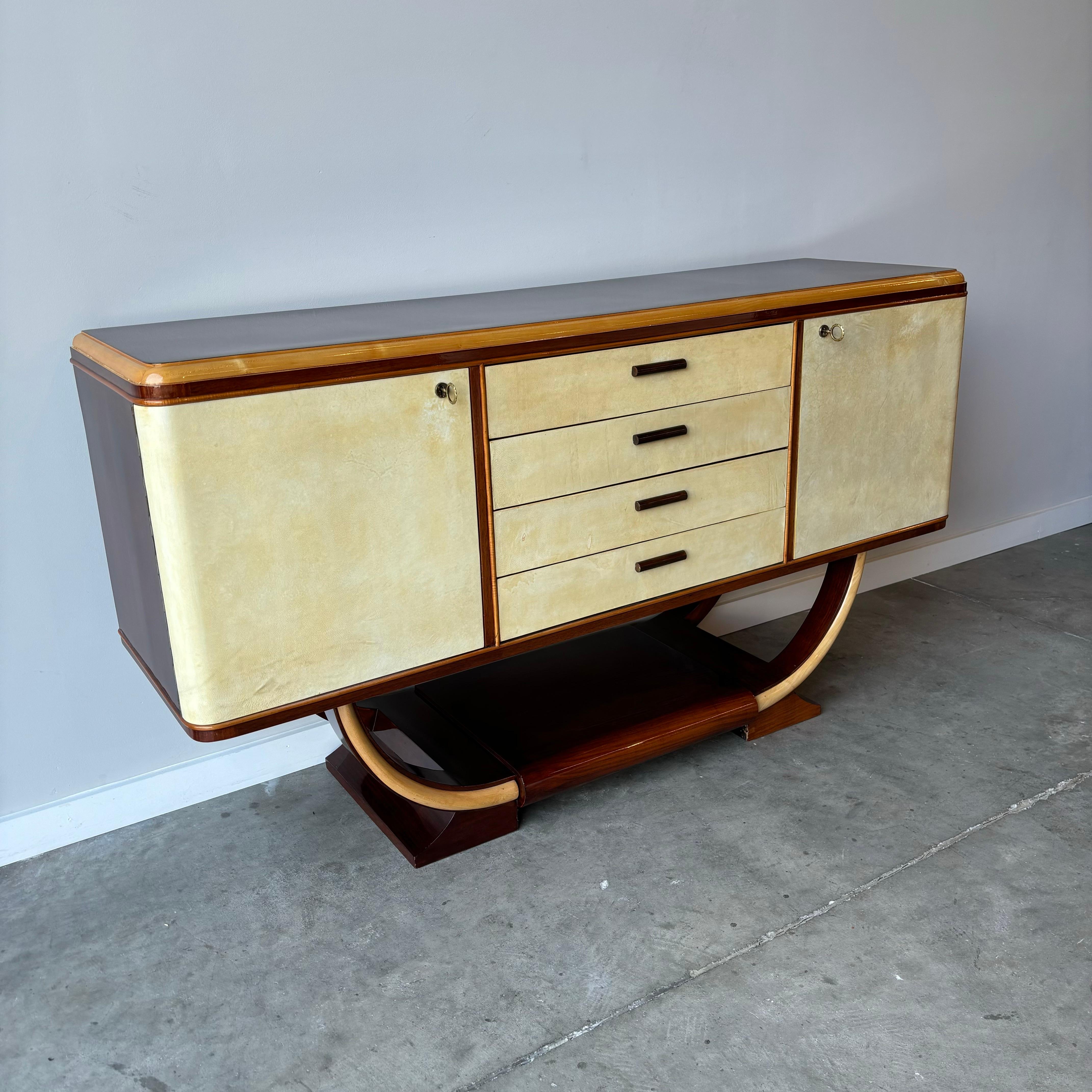 Milieu du XXe siècle Buffet italien Art Déco des années 1940 en parchemin et acajou