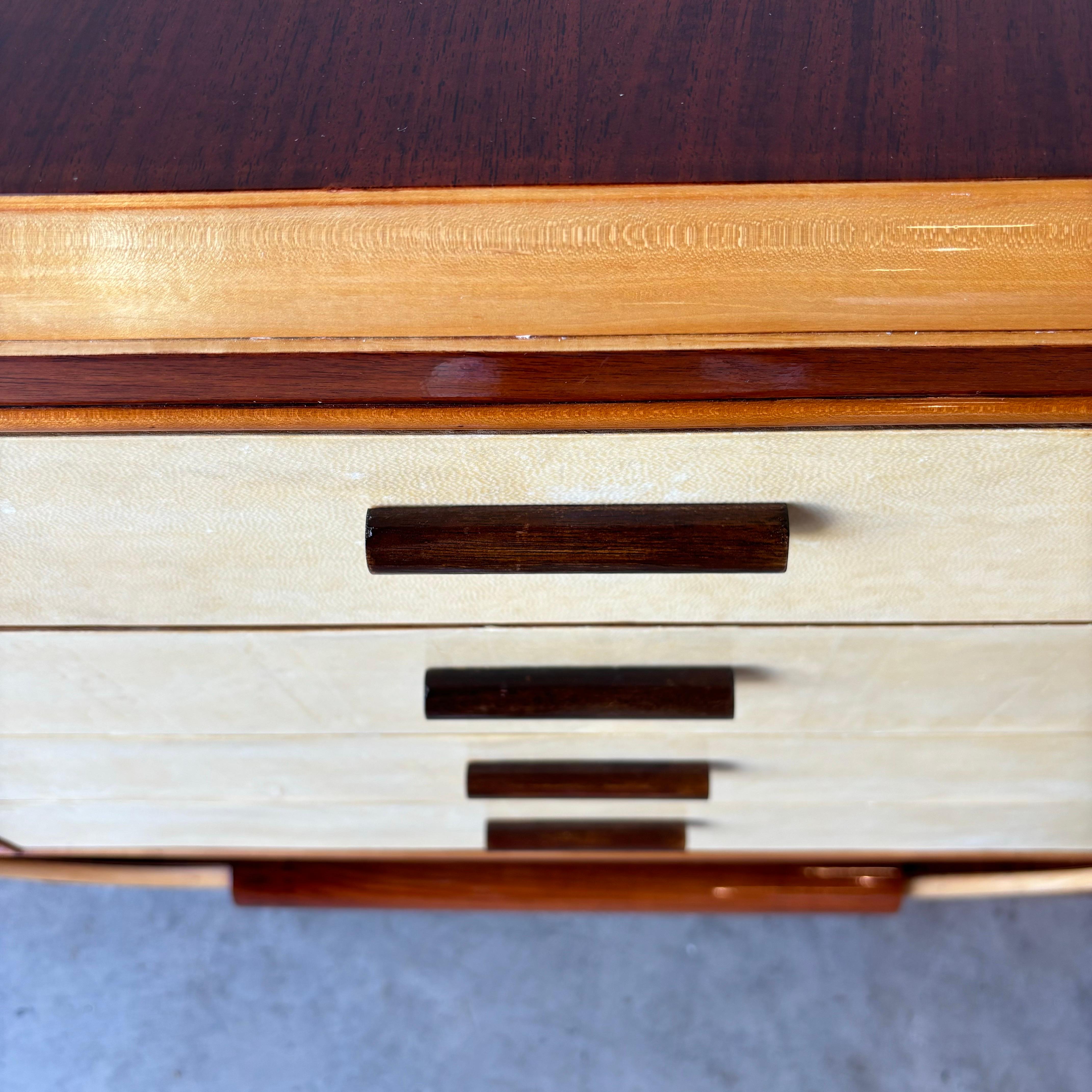 Laiton Buffet italien Art Déco des années 1940 en parchemin et acajou